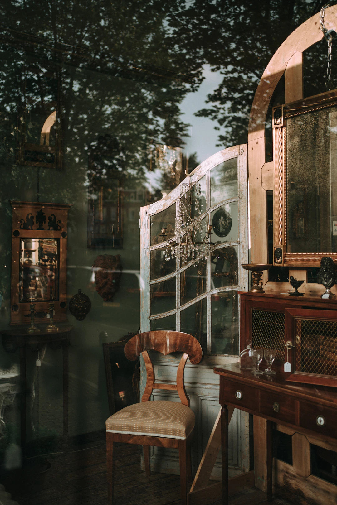The Allure of Vintage Collectibles A Journey Through Time