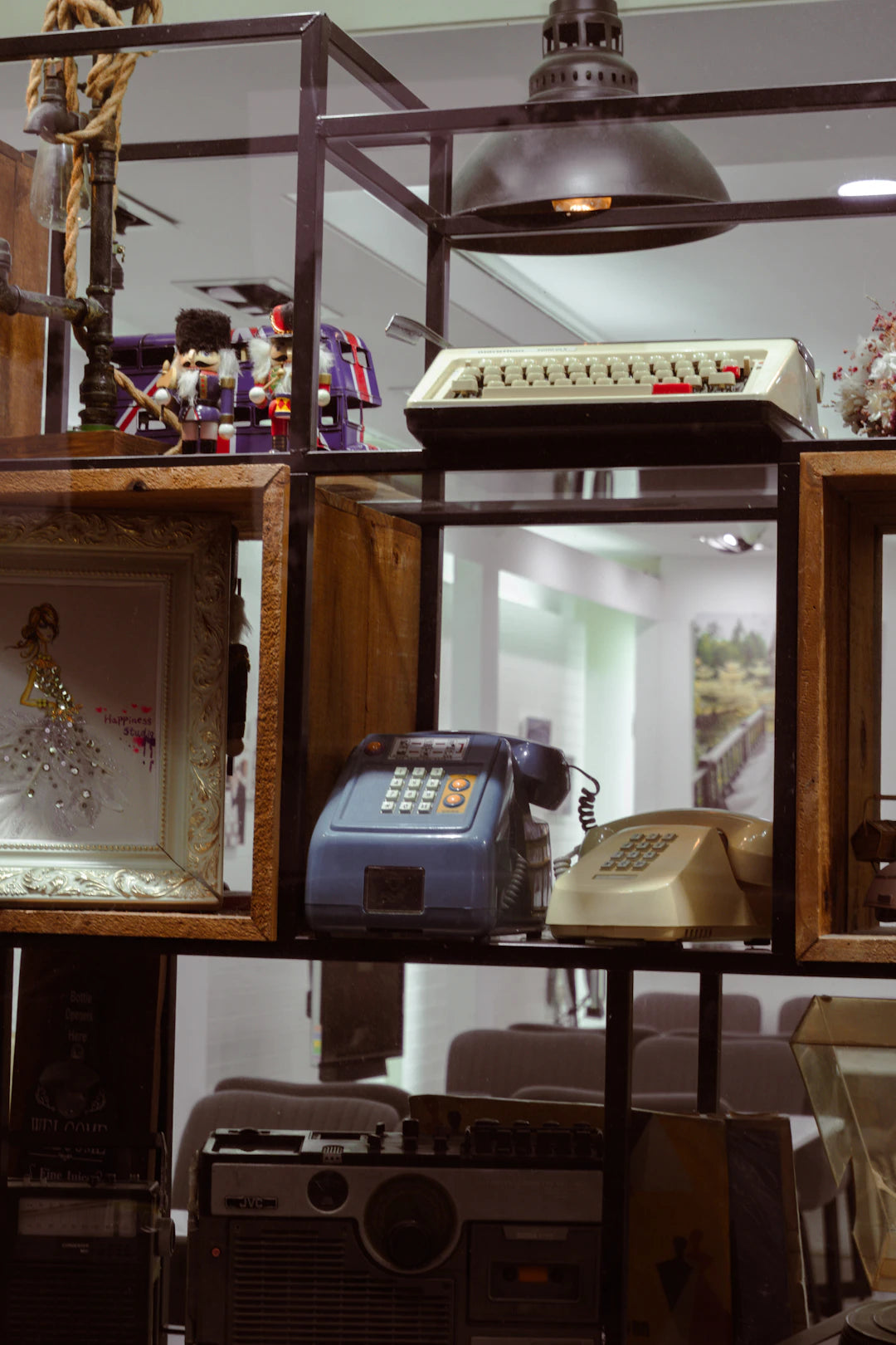 The Unique Charm of Vintage Collectibles in Home Decor