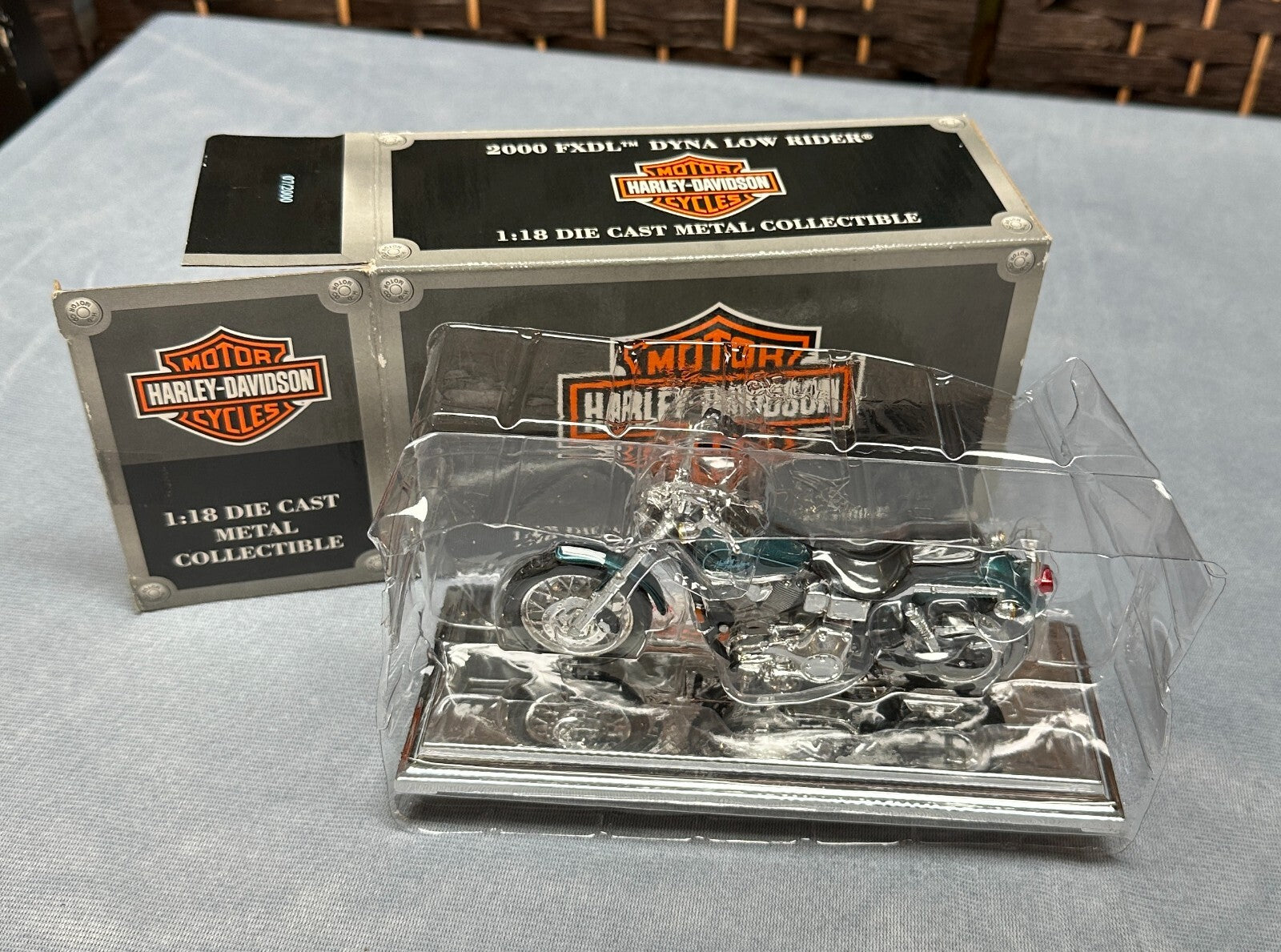 Avon/Maisto 2000 FLHRC Dyna Low Rider Harley Davidson 1:18 Die Cast Metal NIB