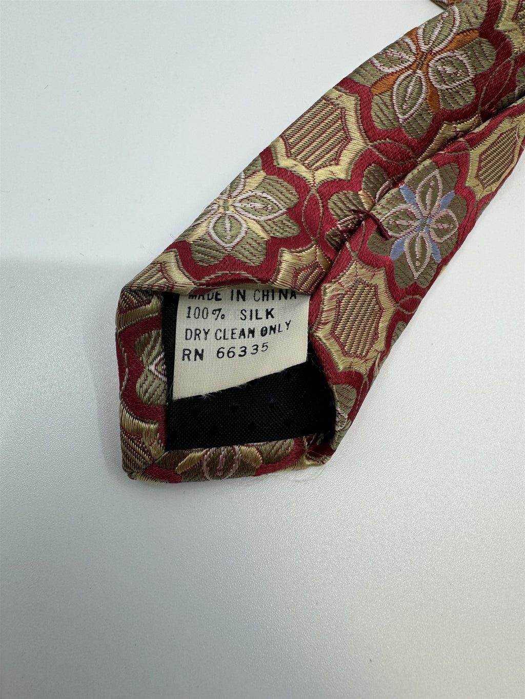 Cintas 100% Silk Mens Neck Tie Red Medallion/Flower Pattern Print NWOT