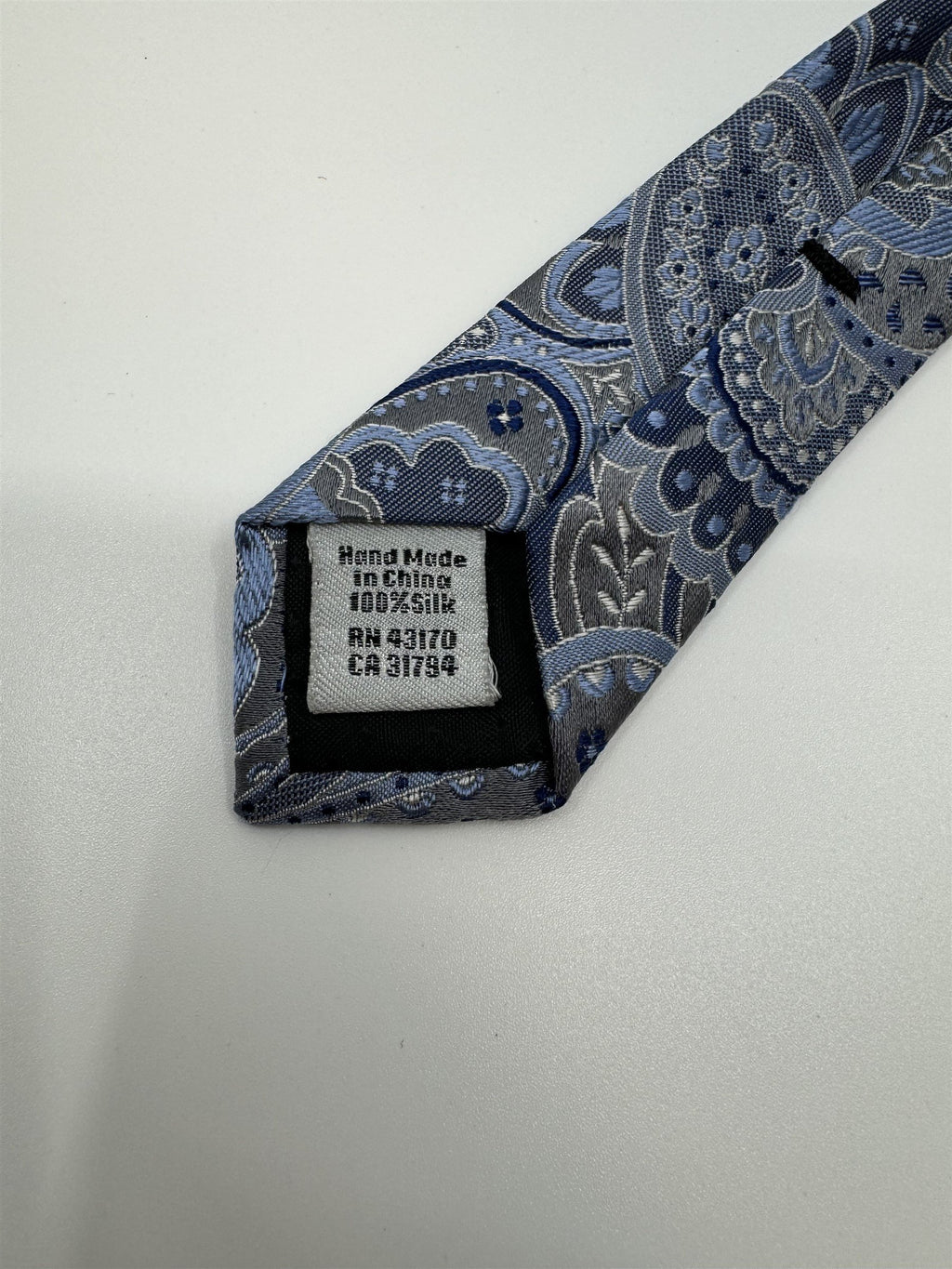 Geoffrey Beene Handmade 100% Silk Mens Neck Tie Blue Paisley Pattern NWOT