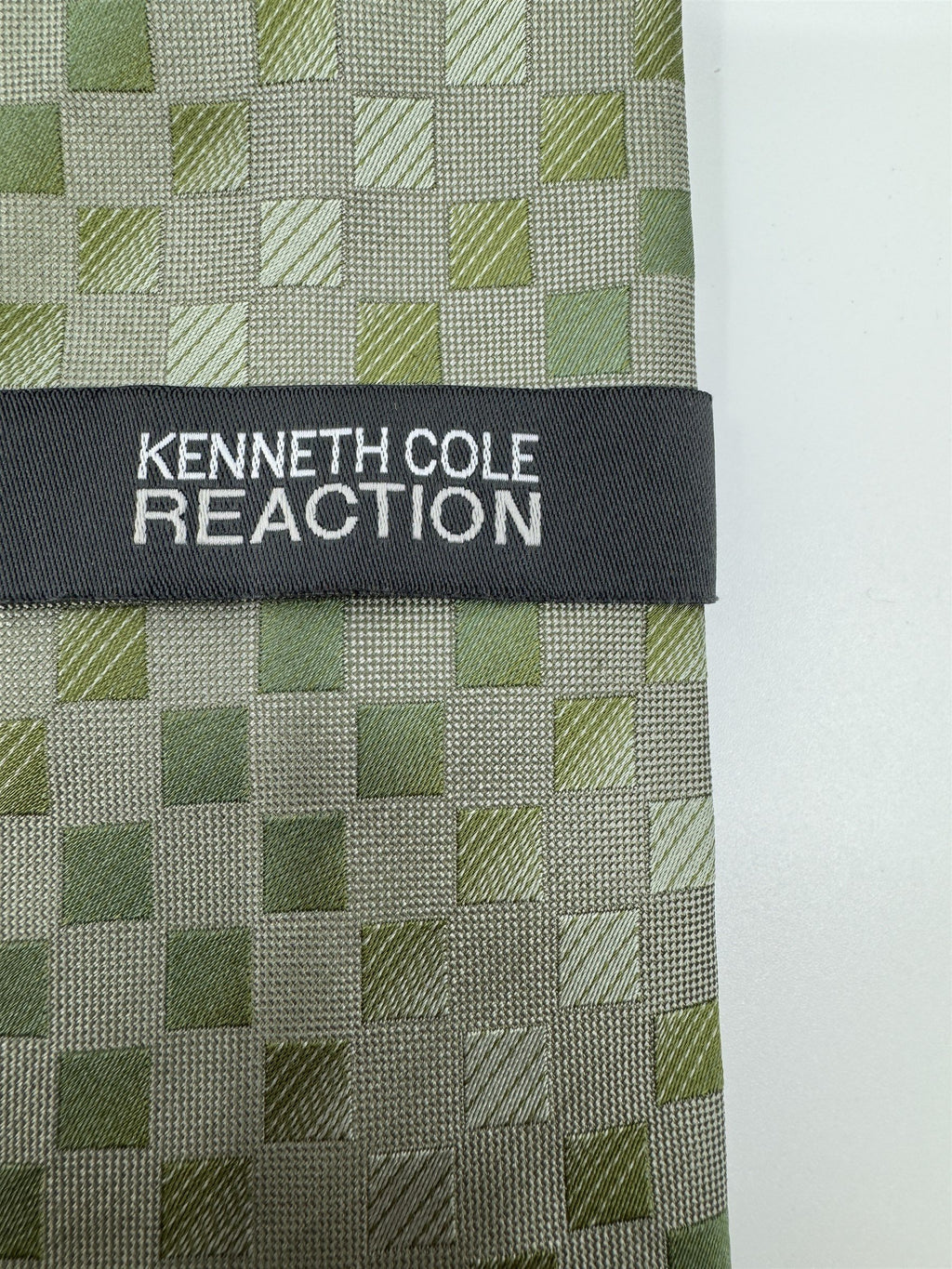 Kenneth Cole Reaction Mens Neck Tie Green and Gray Squares 100% Silk Tie
