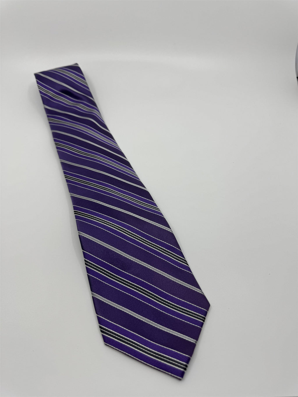 Michael Kors Mens 100% Silk Stunning Purple Striped Tie NWOT