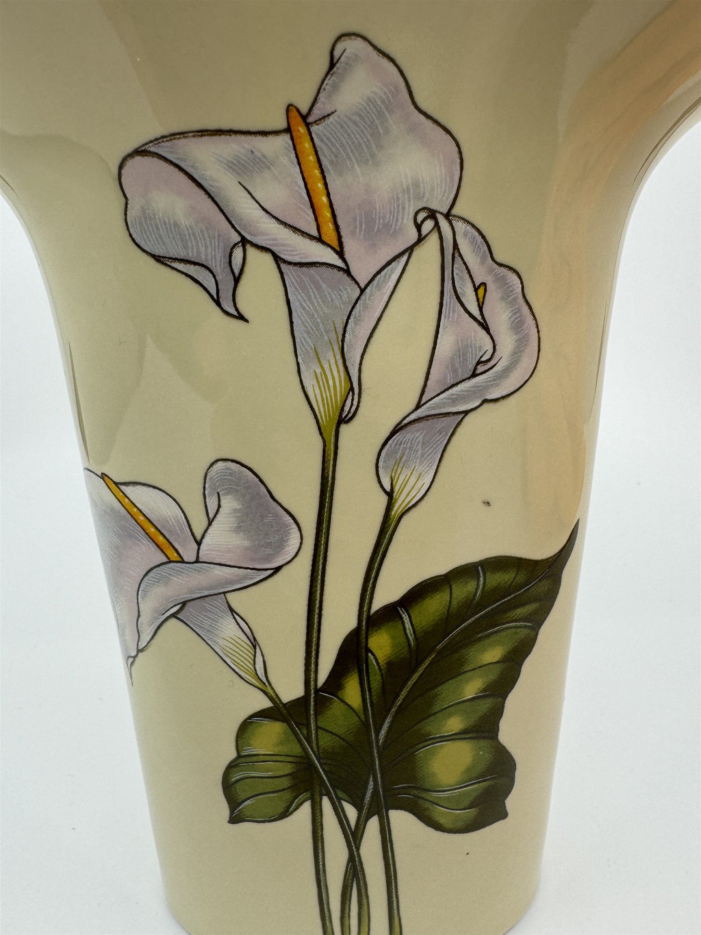 Vtg Fluted Ceramic Vase White Asian Calla Lily Lilies Ivory/Cream with Gold Trim