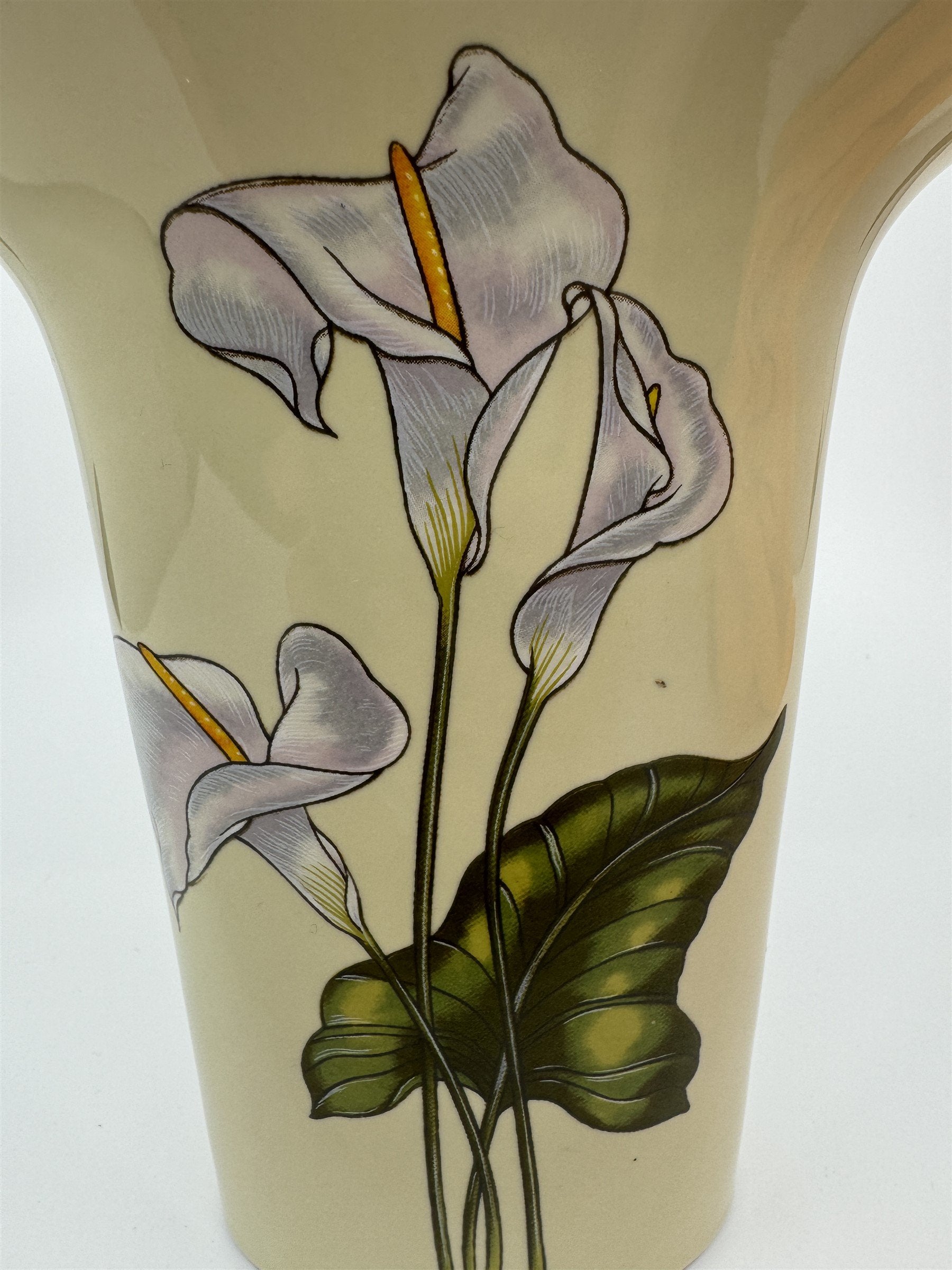 Vtg Fluted Ceramic Vase White Asian Calla Lily Lilies Ivory/Cream with Gold Trim