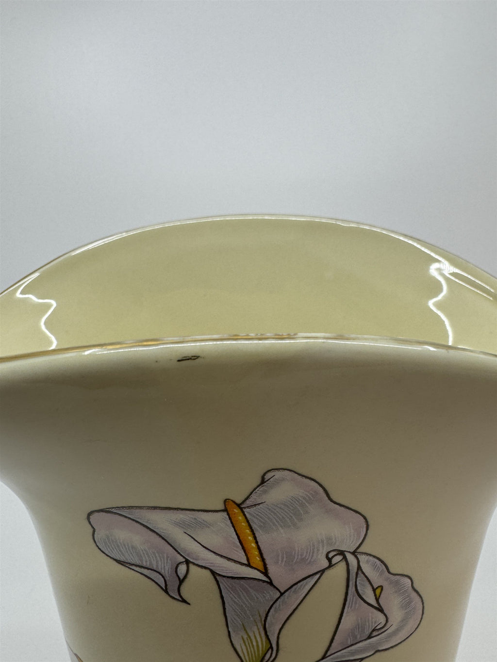 Vtg Fluted Ceramic Vase White Asian Calla Lily Lilies Ivory/Cream with Gold Trim