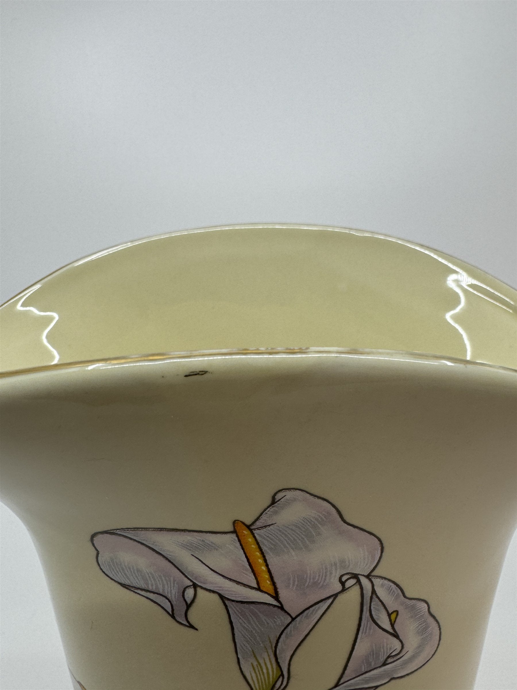 Vtg Fluted Ceramic Vase White Asian Calla Lily Lilies Ivory/Cream with Gold Trim