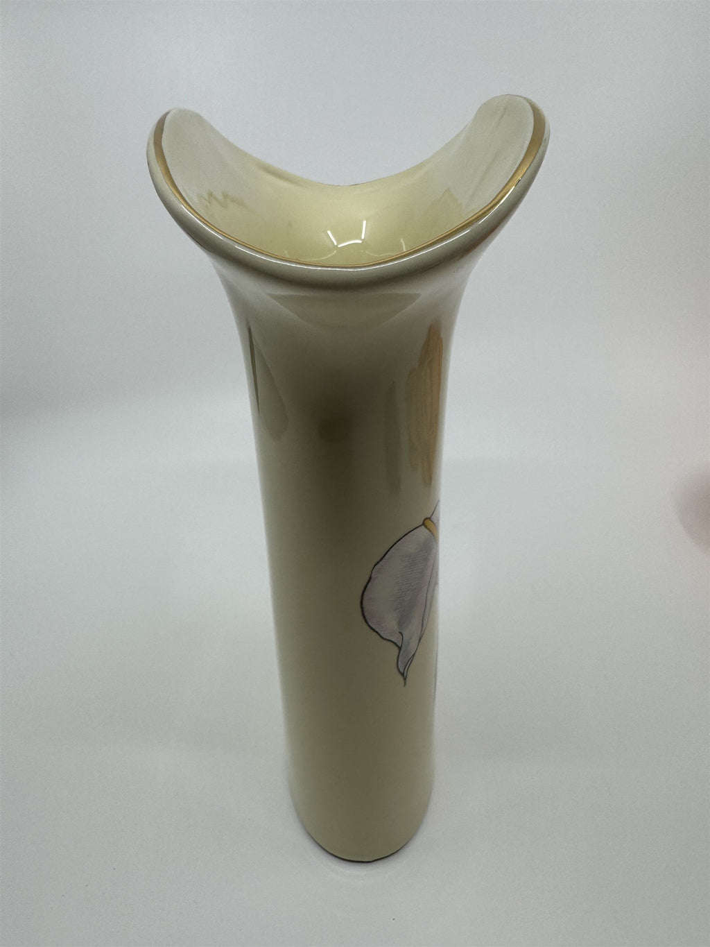 Vtg Fluted Ceramic Vase White Asian Calla Lily Lilies Ivory/Cream with Gold Trim
