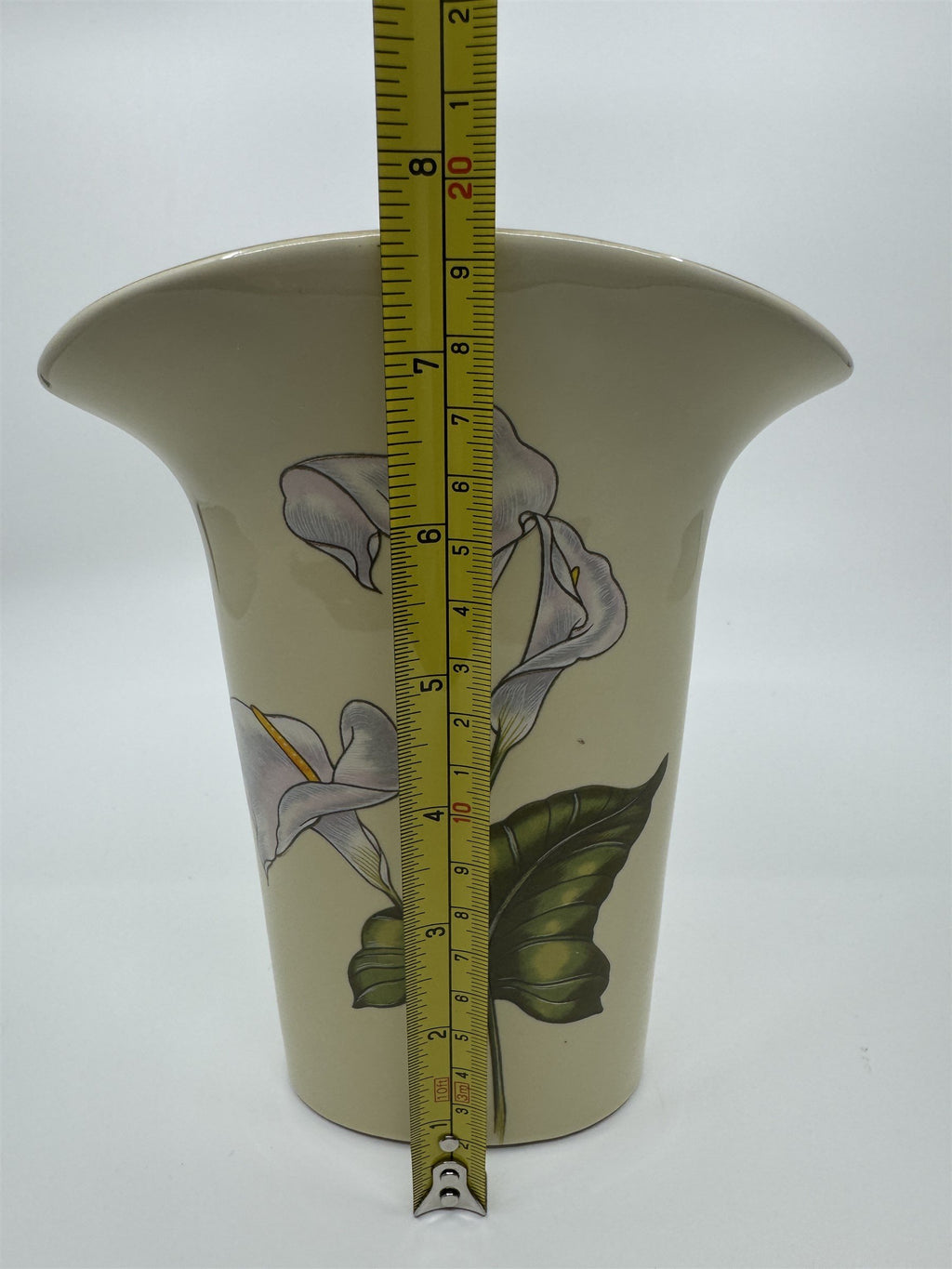 Vtg Fluted Ceramic Vase White Asian Calla Lily Lilies Ivory/Cream with Gold Trim