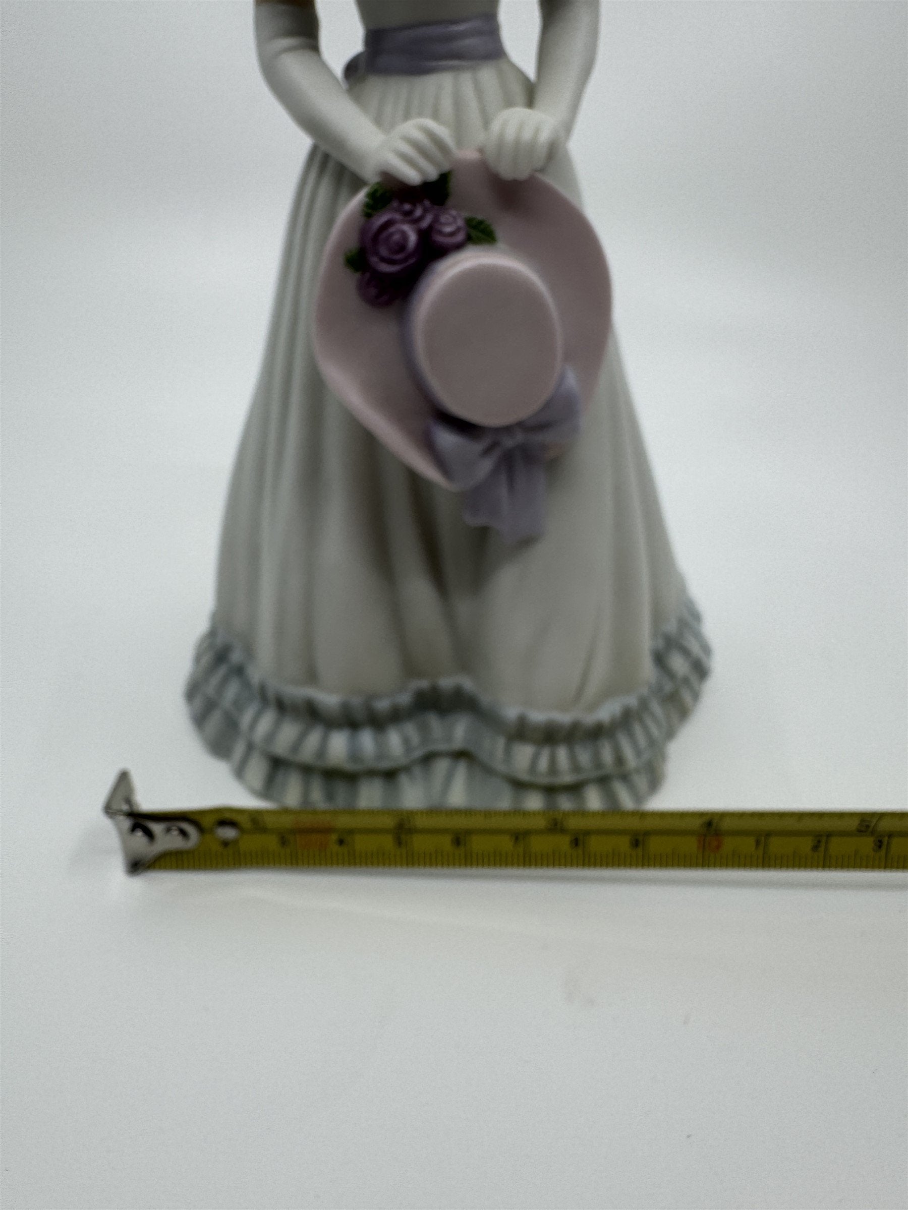Vtg 1999 Home Interiors & Gifts Porcelain Figurine Beautiful Elizabeth #14061-99