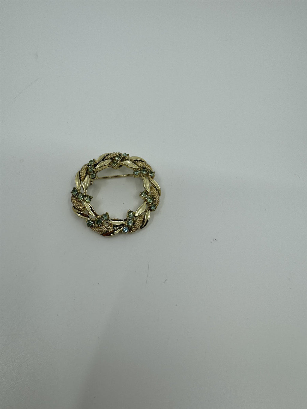 Vintage Gerry's Brooch Pin Gold Tone Holiday Wreath /w Green Accent Gems