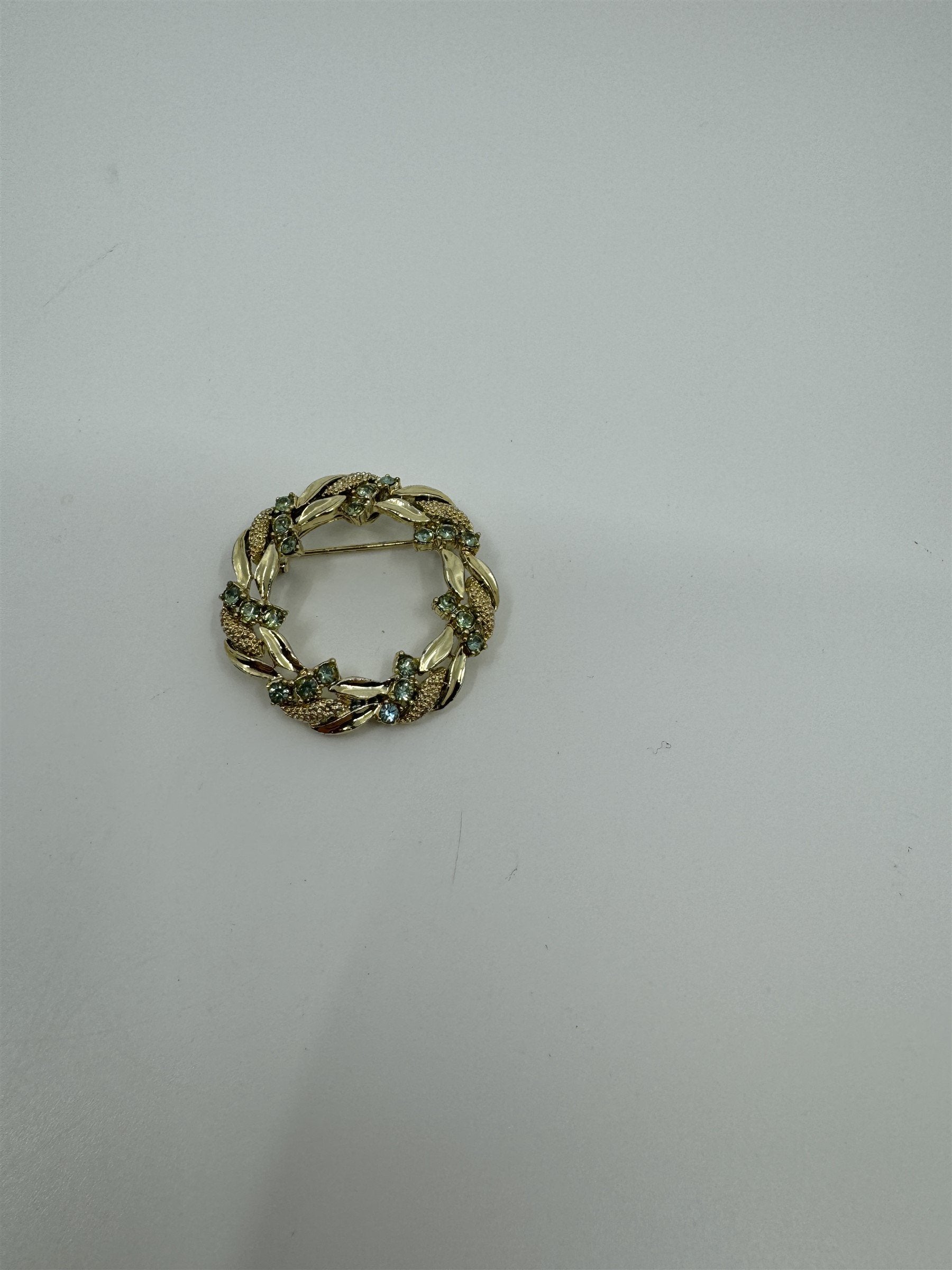 Vintage Gerry's Brooch Pin Gold Tone Holiday Wreath /w Green Accent Gems