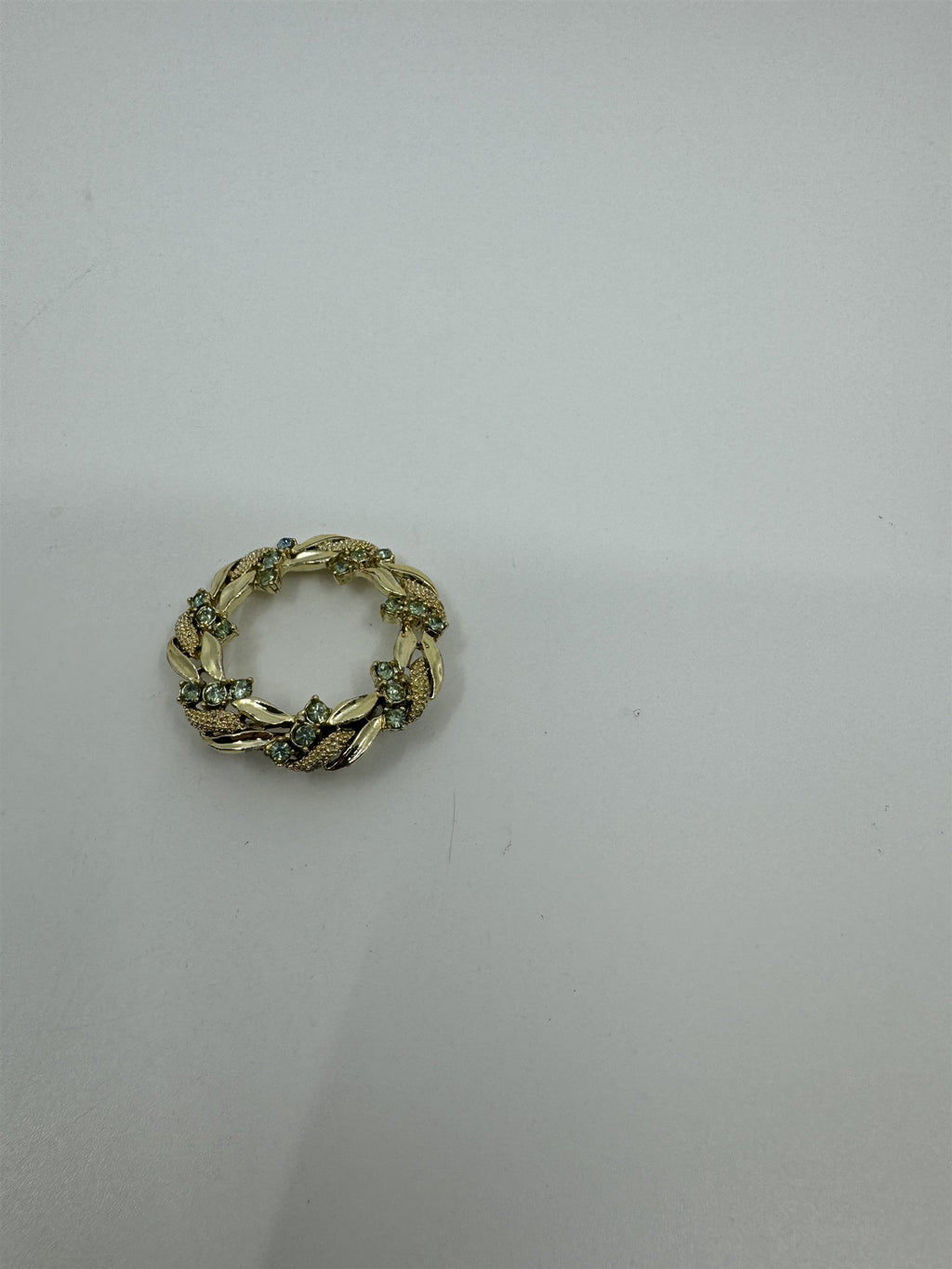 Vintage Gerry's Brooch Pin Gold Tone Holiday Wreath /w Green Accent Gems
