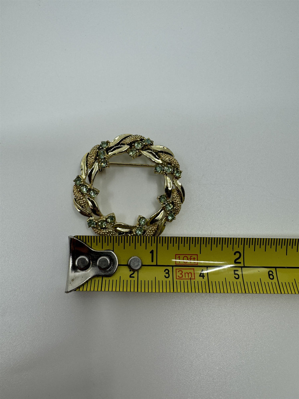Vintage Gerry's Brooch Pin Gold Tone Holiday Wreath /w Green Accent Gems
