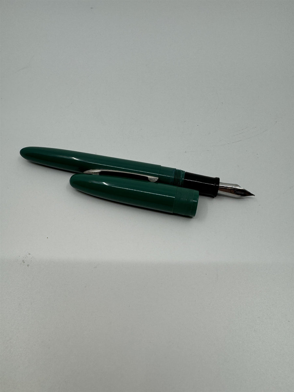Vintage Wearever USA Green Celluloid Fountain Pen *Cap Doesn't Screw On*