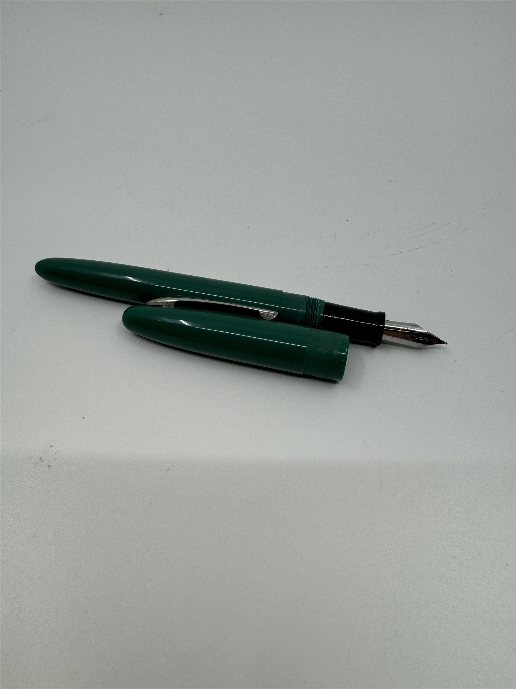 Vintage Wearever USA Green Celluloid Fountain Pen *Cap Doesn't Screw On*