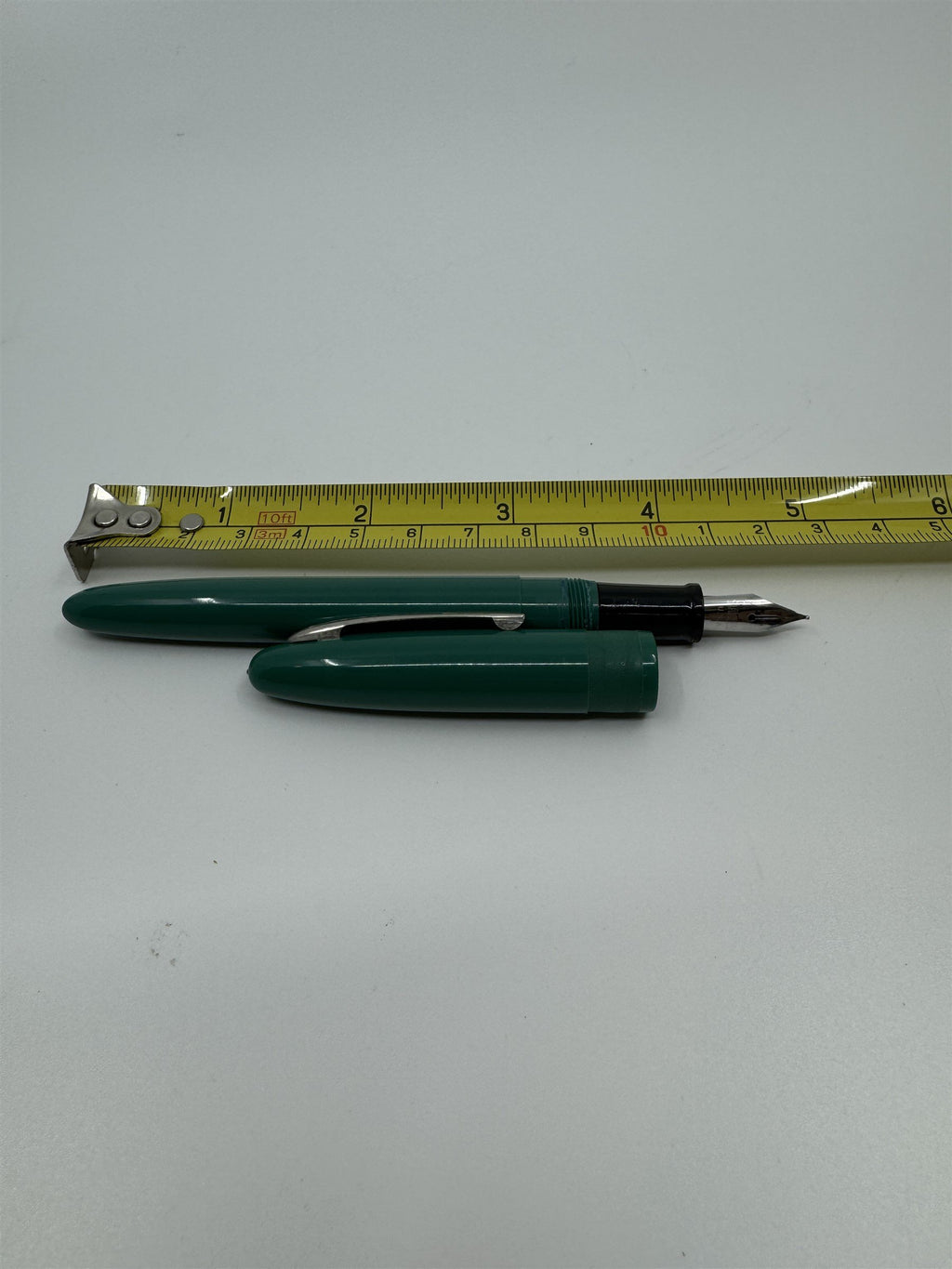 Vintage Wearever USA Green Celluloid Fountain Pen *Cap Doesn't Screw On*