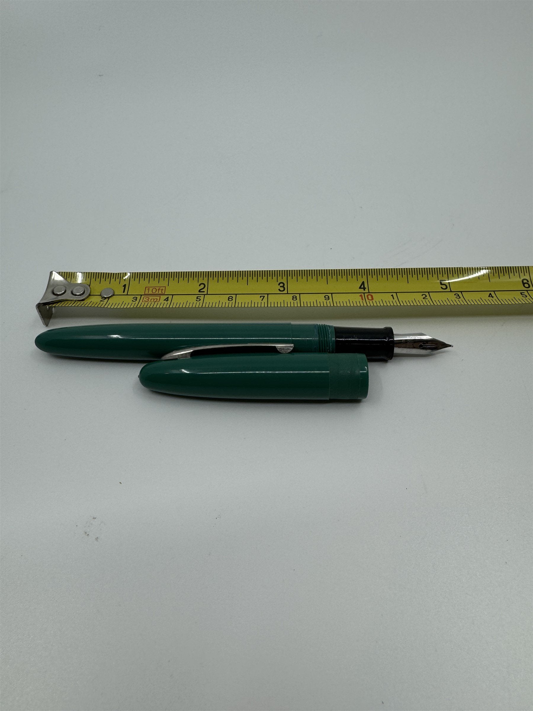Vintage Wearever USA Green Celluloid Fountain Pen *Cap Doesn't Screw On*
