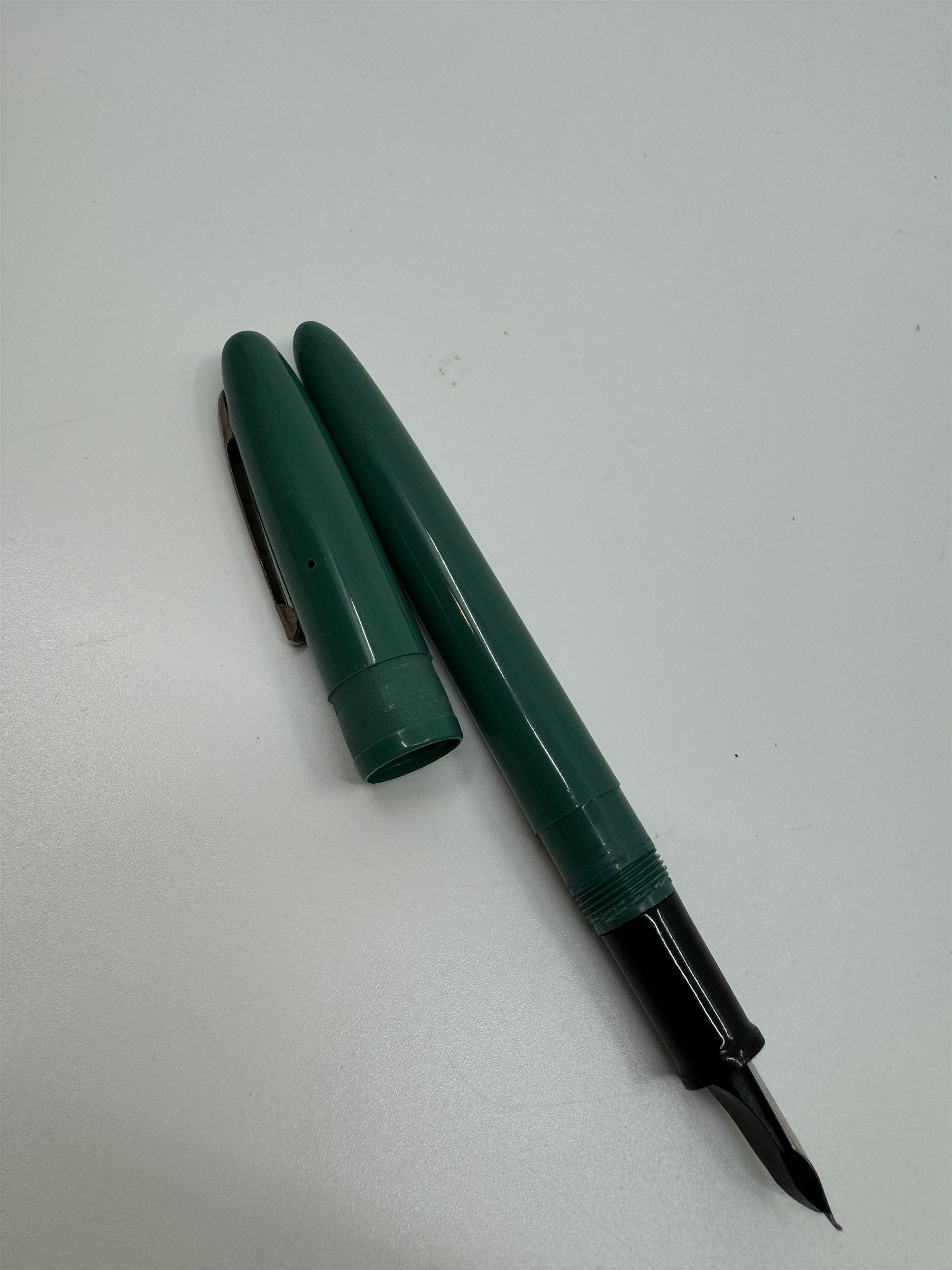 Vintage Wearever USA Green Celluloid Fountain Pen *Cap Doesn't Screw On*