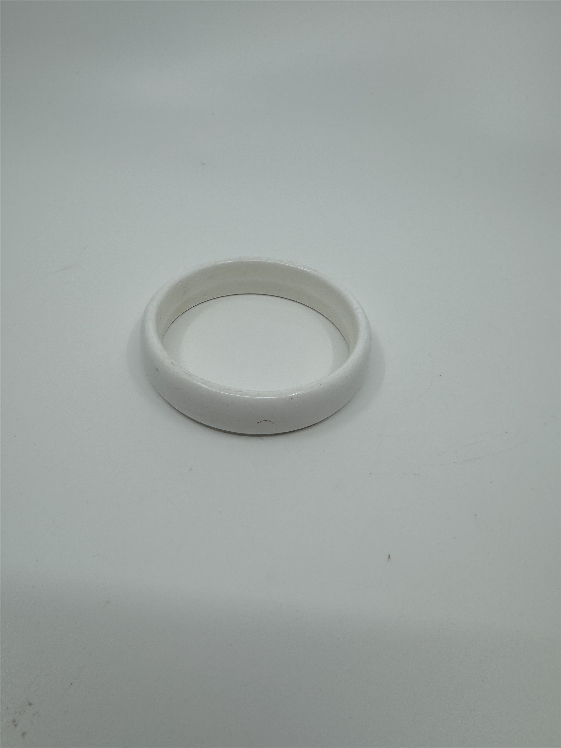 Vintage Solid White Resin Acrylic Enamel Bangle Bracelet 1980's (Scratches)