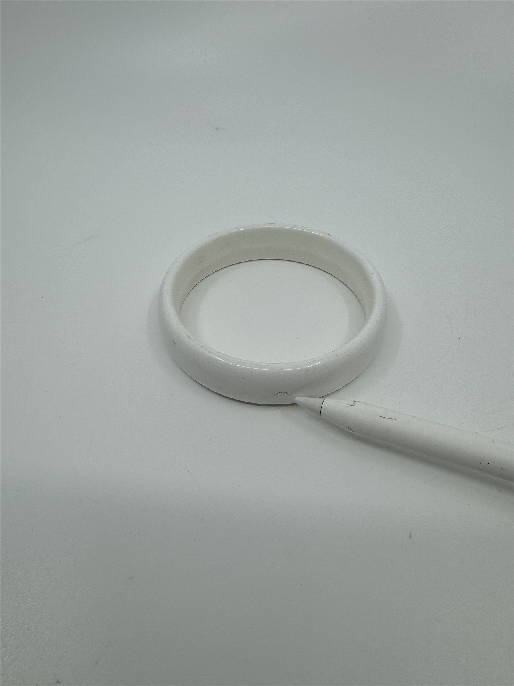 Vintage Solid White Resin Acrylic Enamel Bangle Bracelet 1980's (Scratches)