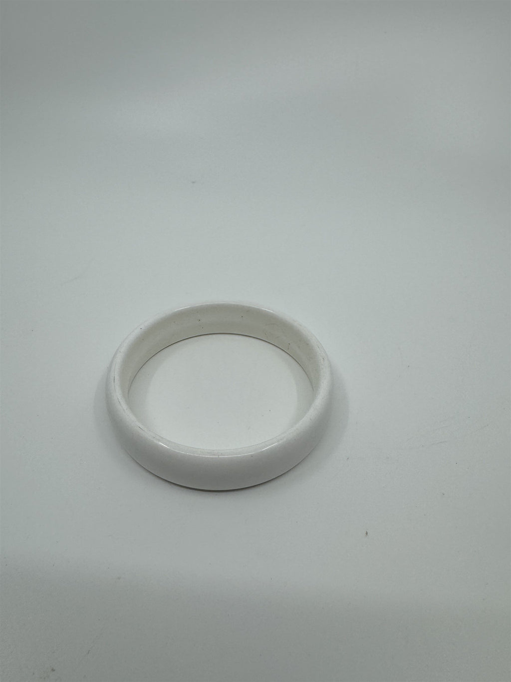 Vintage Solid White Resin Acrylic Enamel Bangle Bracelet 1980's (Scratches)