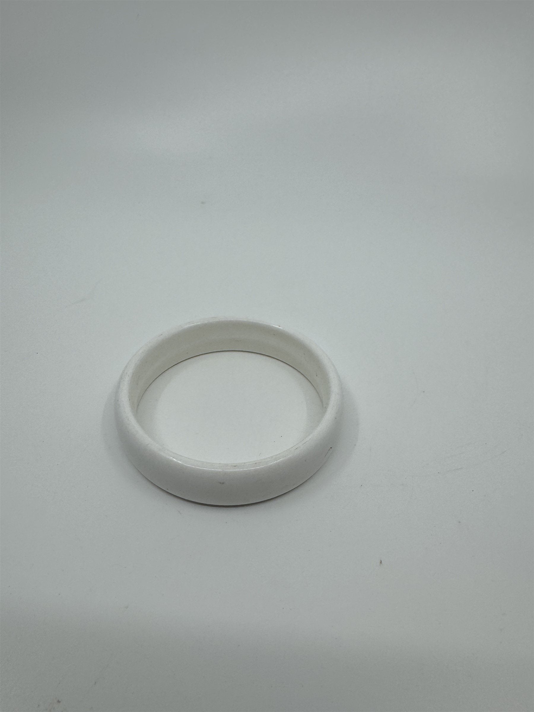 Vintage Solid White Resin Acrylic Enamel Bangle Bracelet 1980's (Scratches)