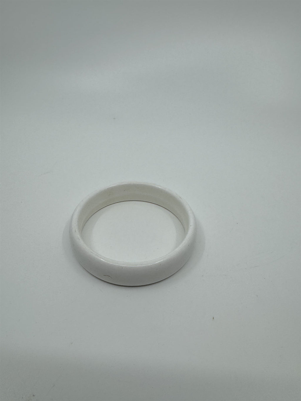 Vintage Solid White Resin Acrylic Enamel Bangle Bracelet 1980's (Scratches)