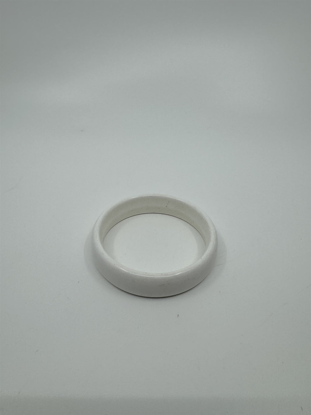 Vintage Solid White Resin Acrylic Enamel Bangle Bracelet 1980's (Scratches)