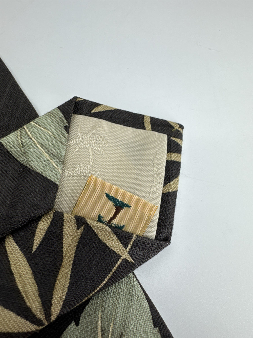 Tommy Bahama 100% Silk Hand Made Tropical Palm Tree Palms Leaf Mens Tie