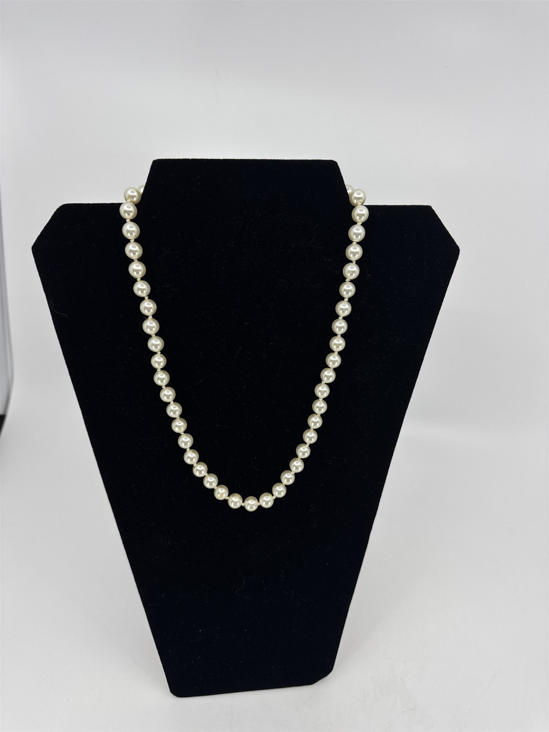 Vintage Faux White Pearl Vibrant Shining Necklace Estate Costume Jewelry