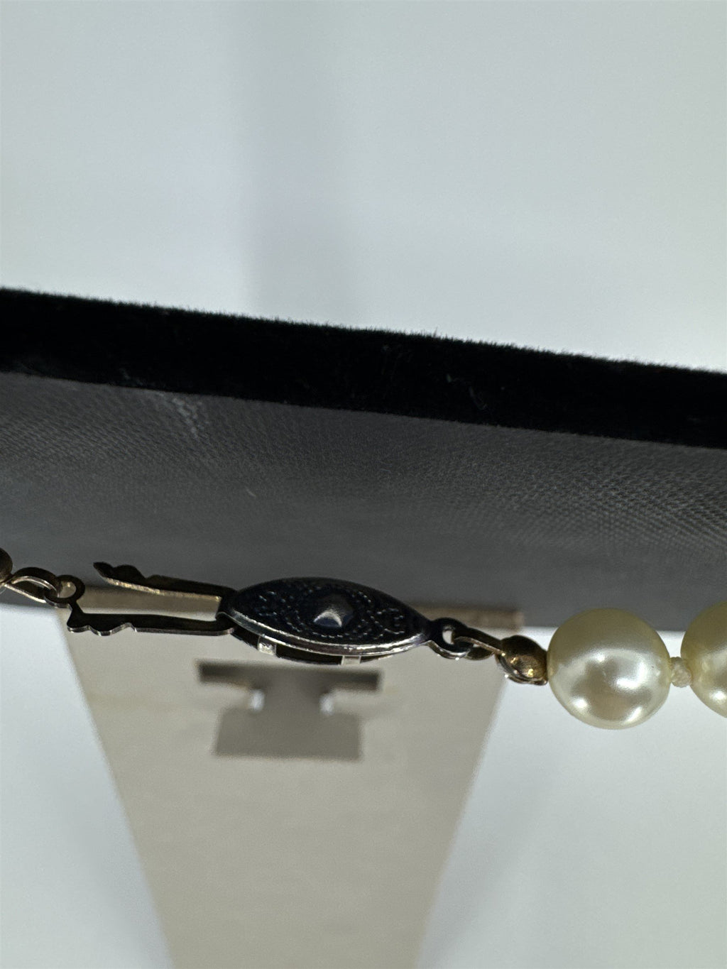 Vintage Faux White Pearl Vibrant Shining Necklace Estate Costume Jewelry