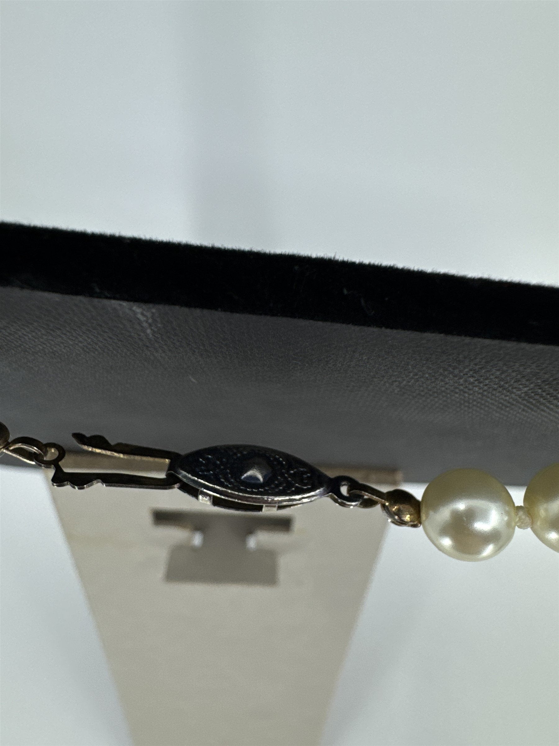 Vintage Faux White Pearl Vibrant Shining Necklace Estate Costume Jewelry