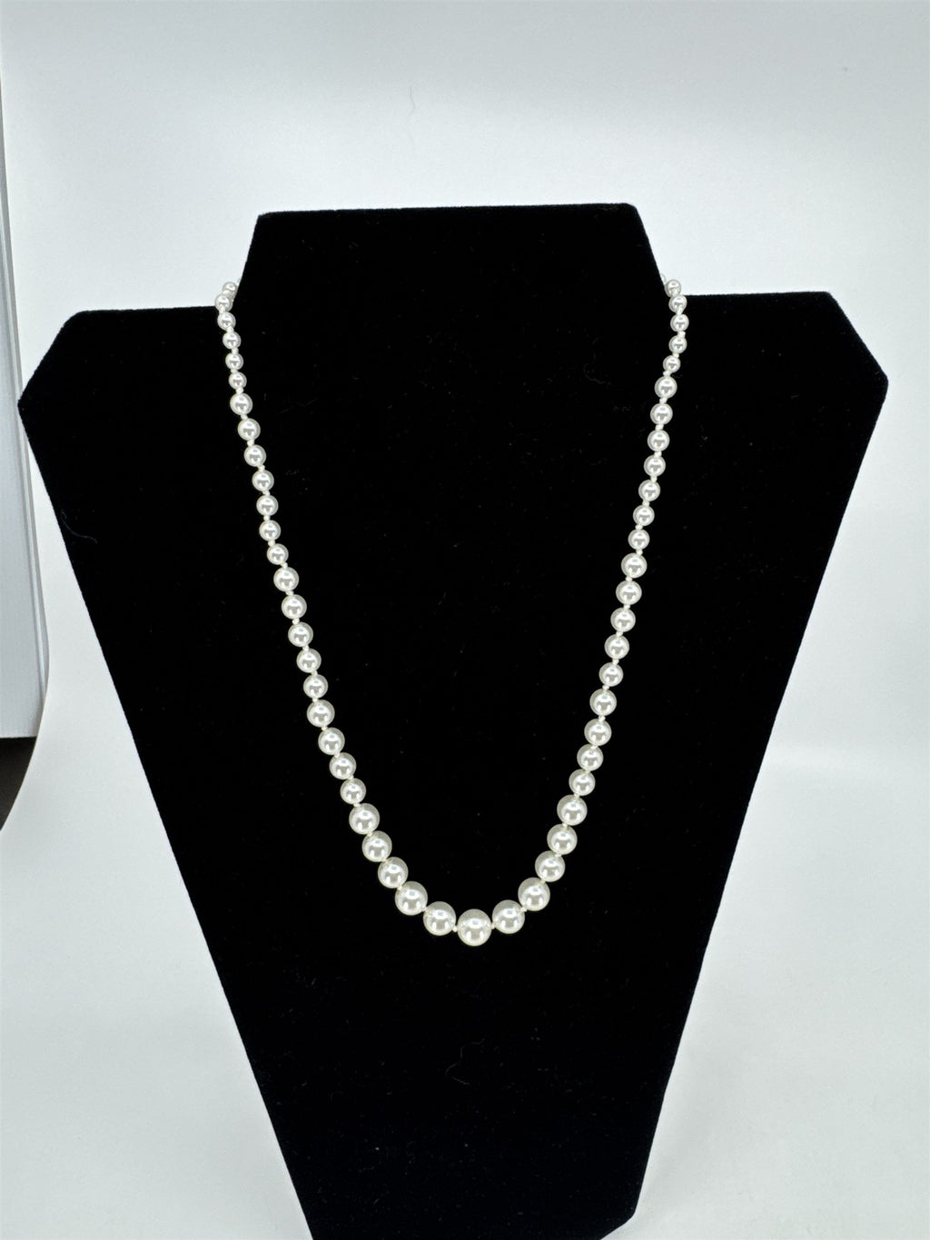 Vintage Faux White Taper Pearl Vibrant Shining Necklace Estate Costume Jewelry
