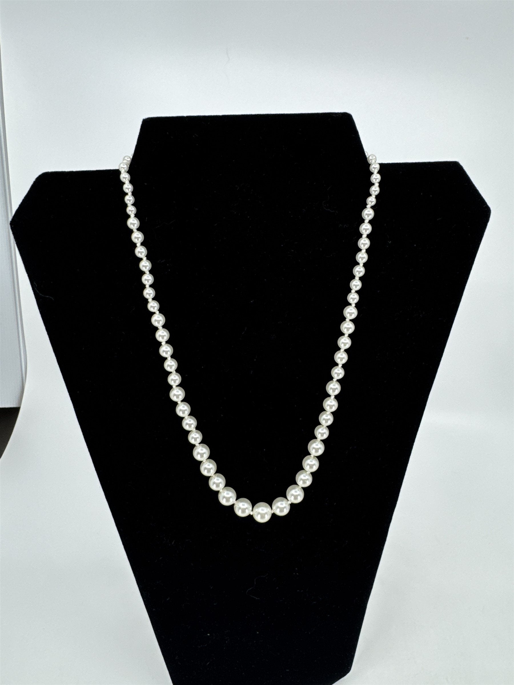 Vintage Faux White Taper Pearl Vibrant Shining Necklace Estate Costume Jewelry