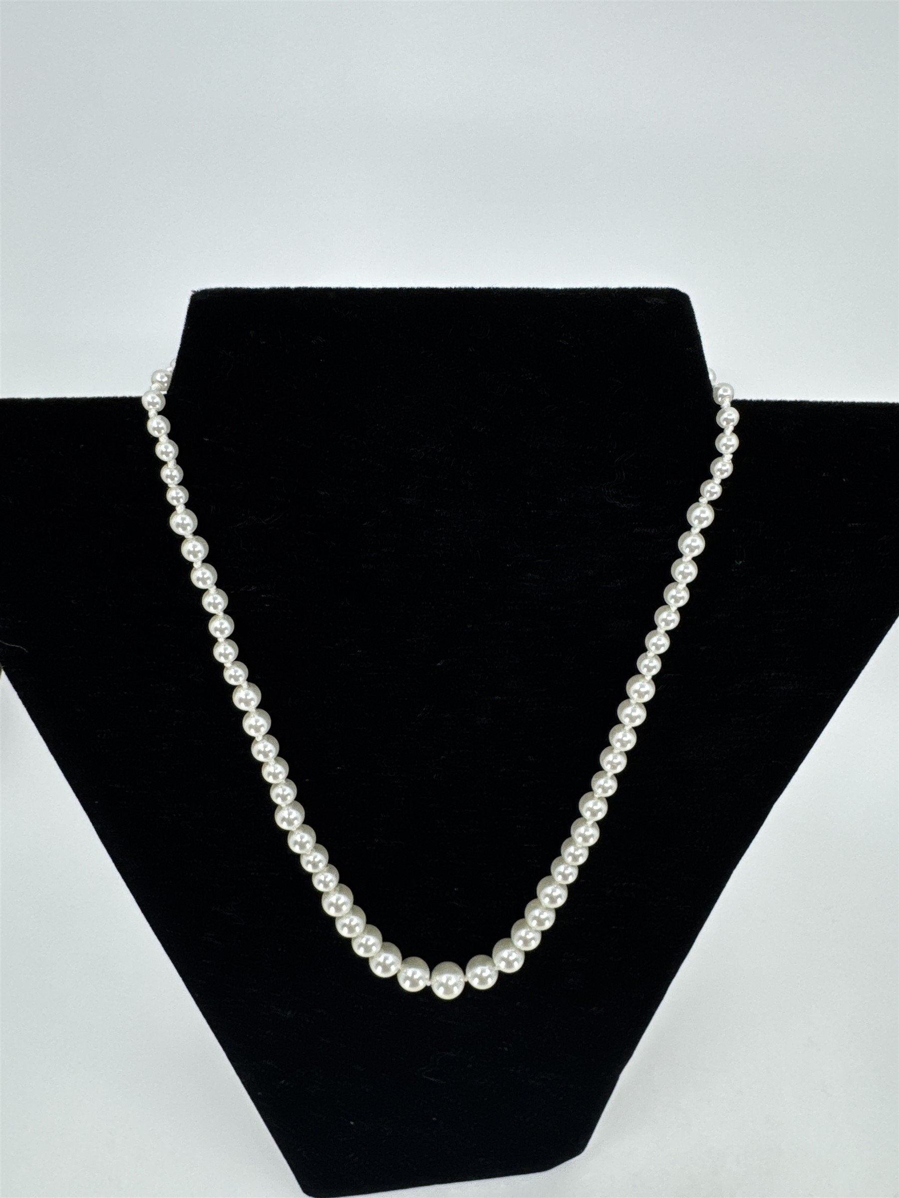 Vintage Faux White Taper Pearl Vibrant Shining Necklace Estate Costume Jewelry