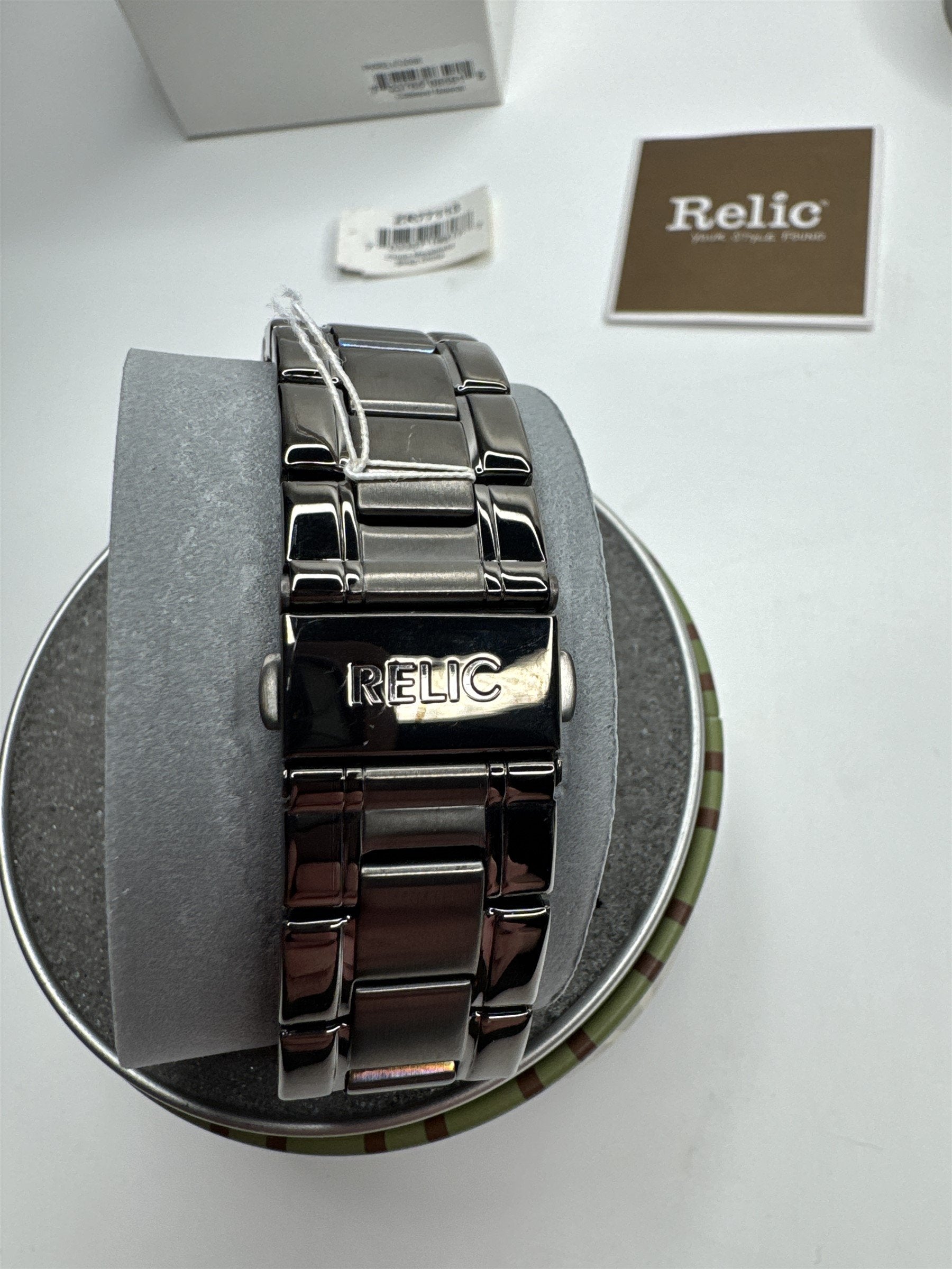 Relic Mens Water-Resistant 165 Ft Stainless Steel Calendar Watch ZR77113