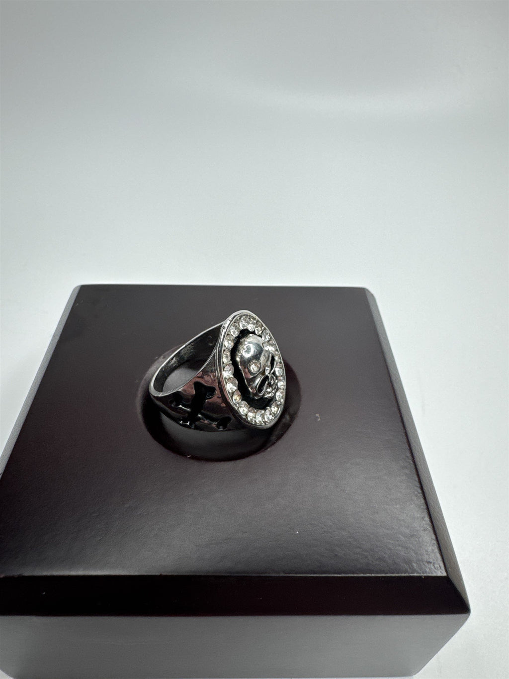 Vintage Skull and Crossbones Rhinestone Silver Toned Metal Ring Size US 10