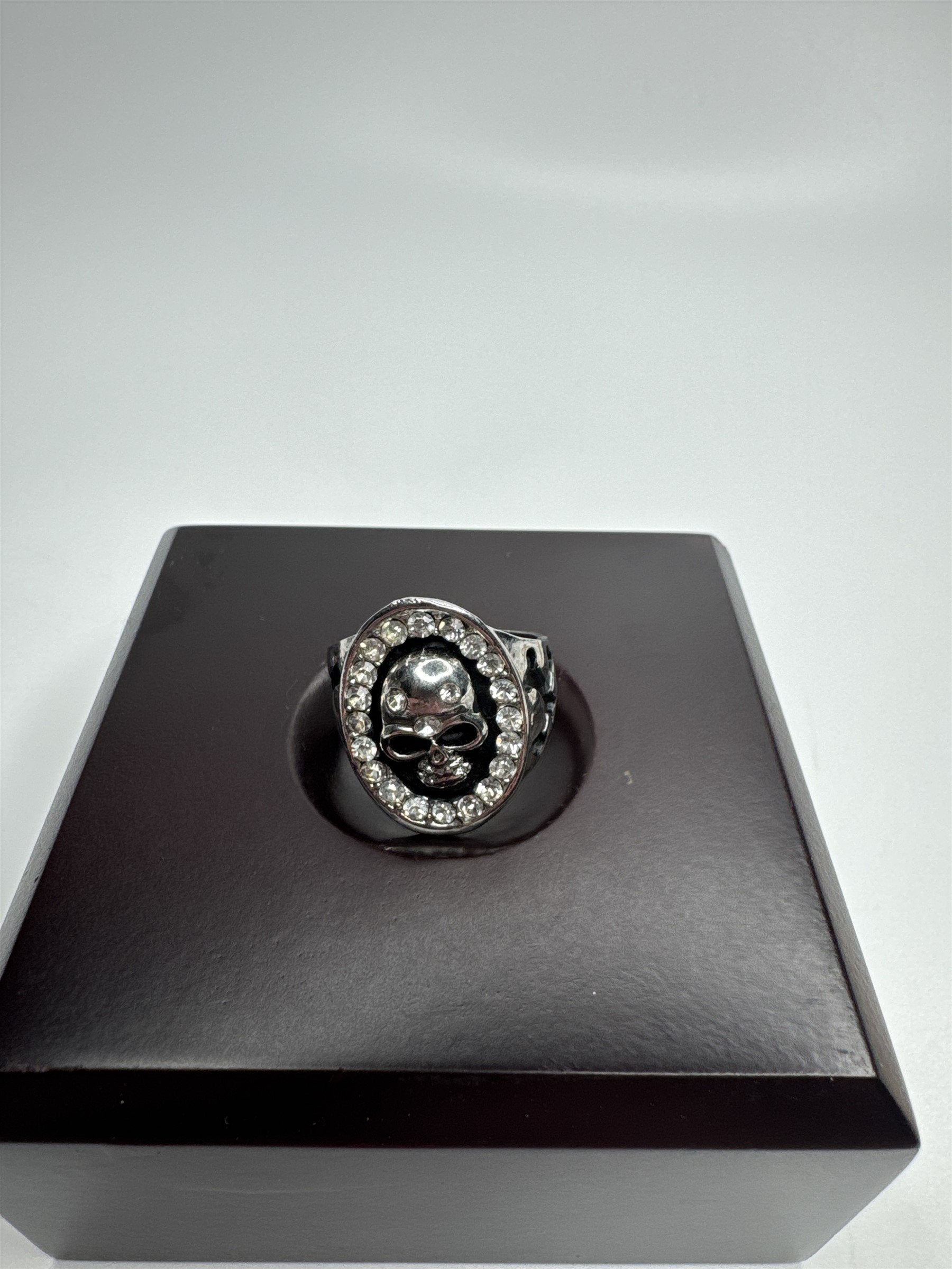 Vintage Skull and Crossbones Rhinestone Silver Toned Metal Ring Size US 10