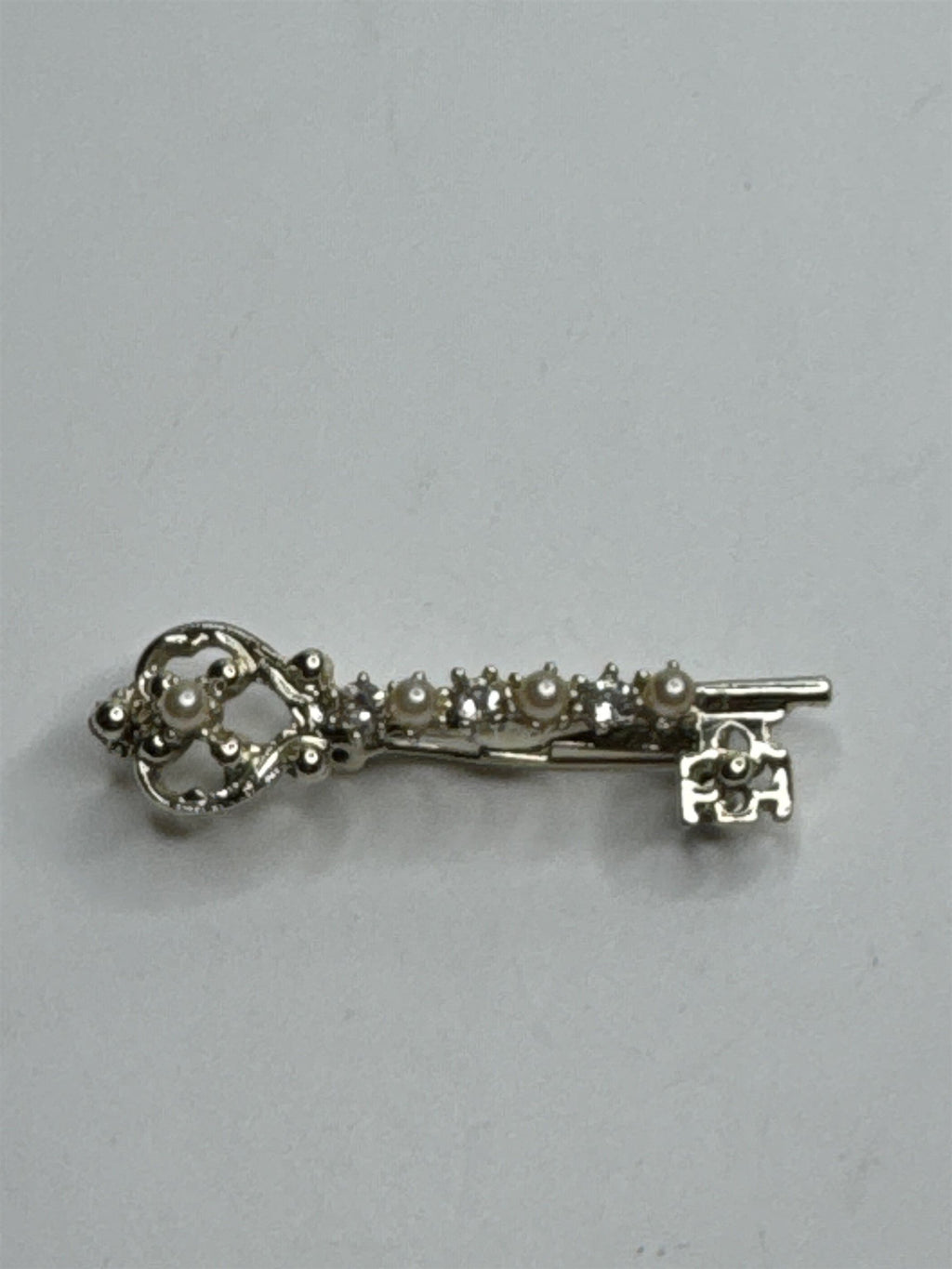 Vintage Royal Victoria Style Gold Tone Key Pin Faux Pearl Rhinestone Brooch Pin