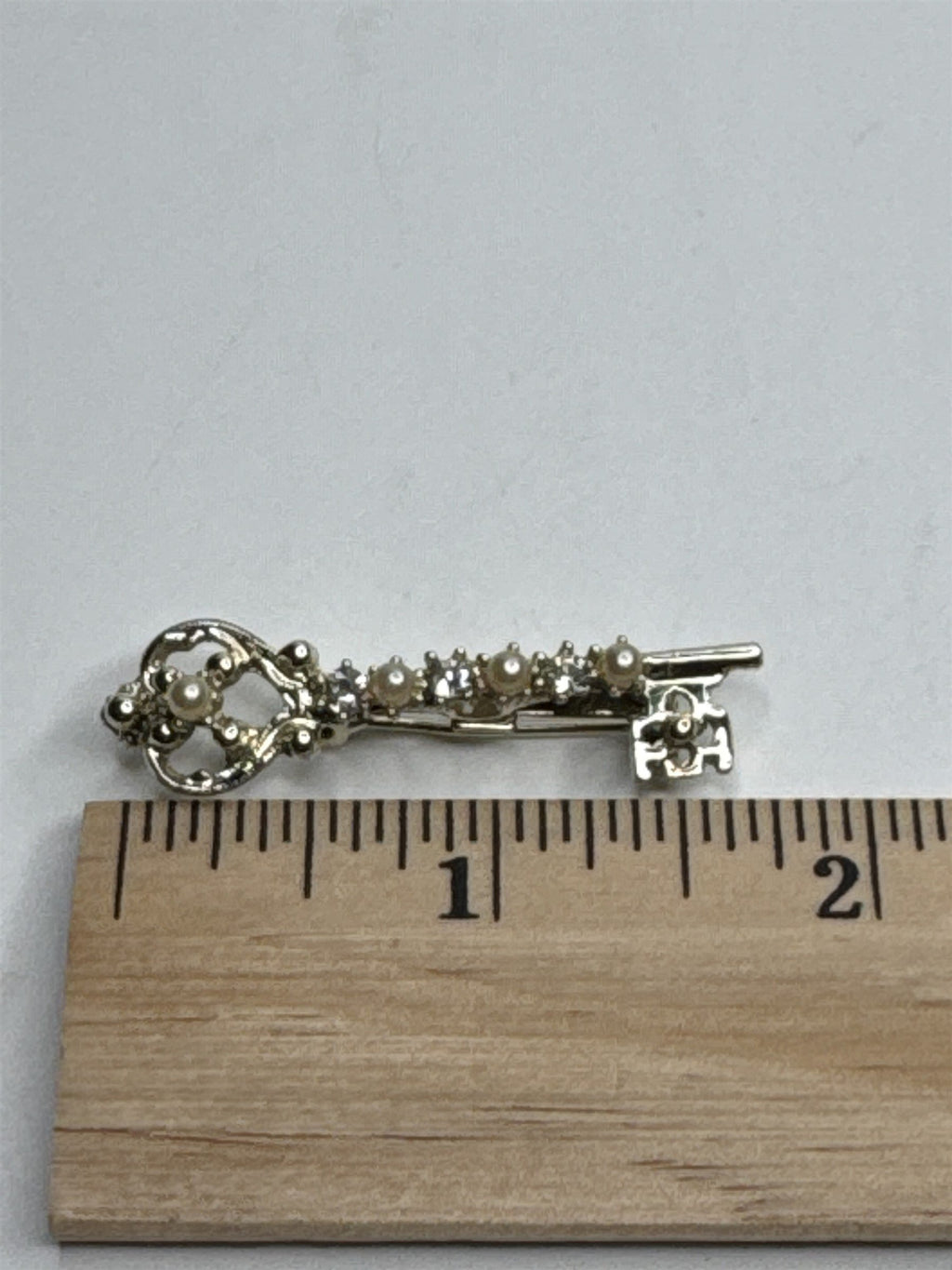 Vintage Royal Victoria Style Gold Tone Key Pin Faux Pearl Rhinestone Brooch Pin