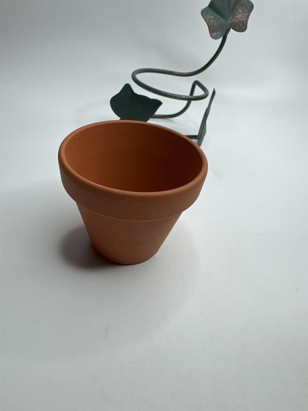Vintage Home Interiors MCM Metal Vine Wall Hanging Planter Holder /w 3" Clay Pot