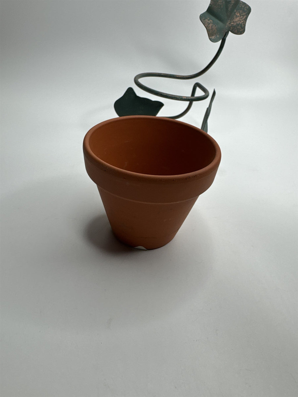 Vintage Home Interiors MCM Metal Vine Wall Hanging Planter Holder /w 3" Clay Pot