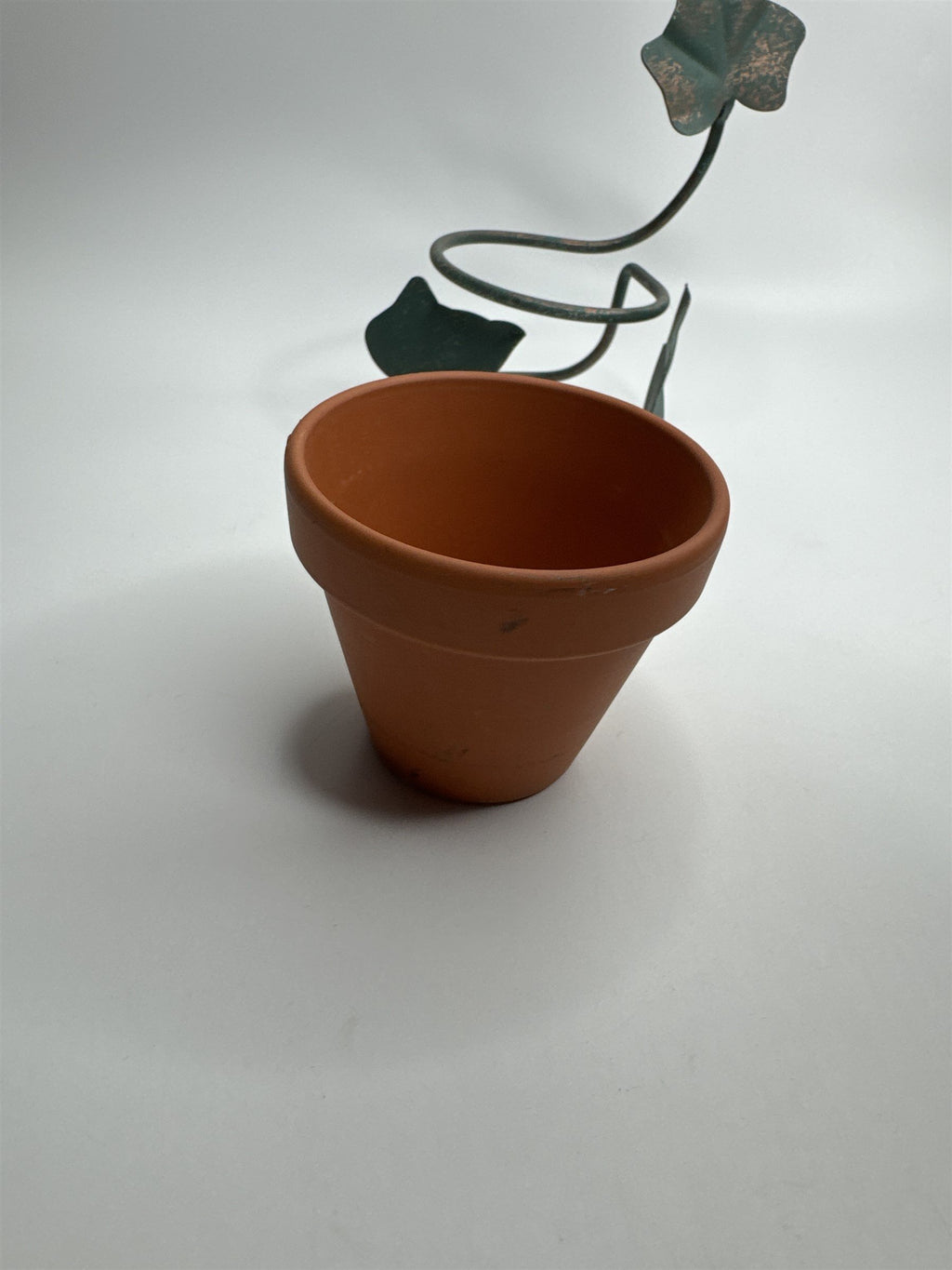 Vintage Home Interiors MCM Metal Vine Wall Hanging Planter Holder /w 3" Clay Pot
