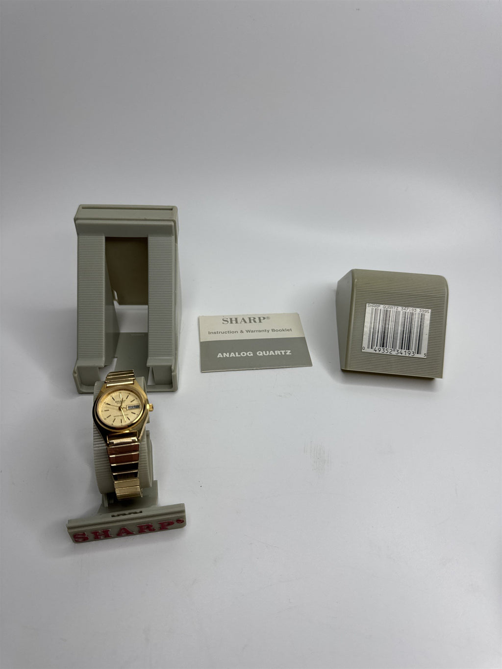 Vintage Sharp Gold Toned Mens Stretch Metal Band Calendar Watch Water Resistant