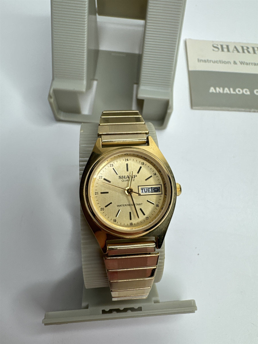Vintage Sharp Gold Toned Mens Stretch Metal Band Calendar Watch Water Resistant