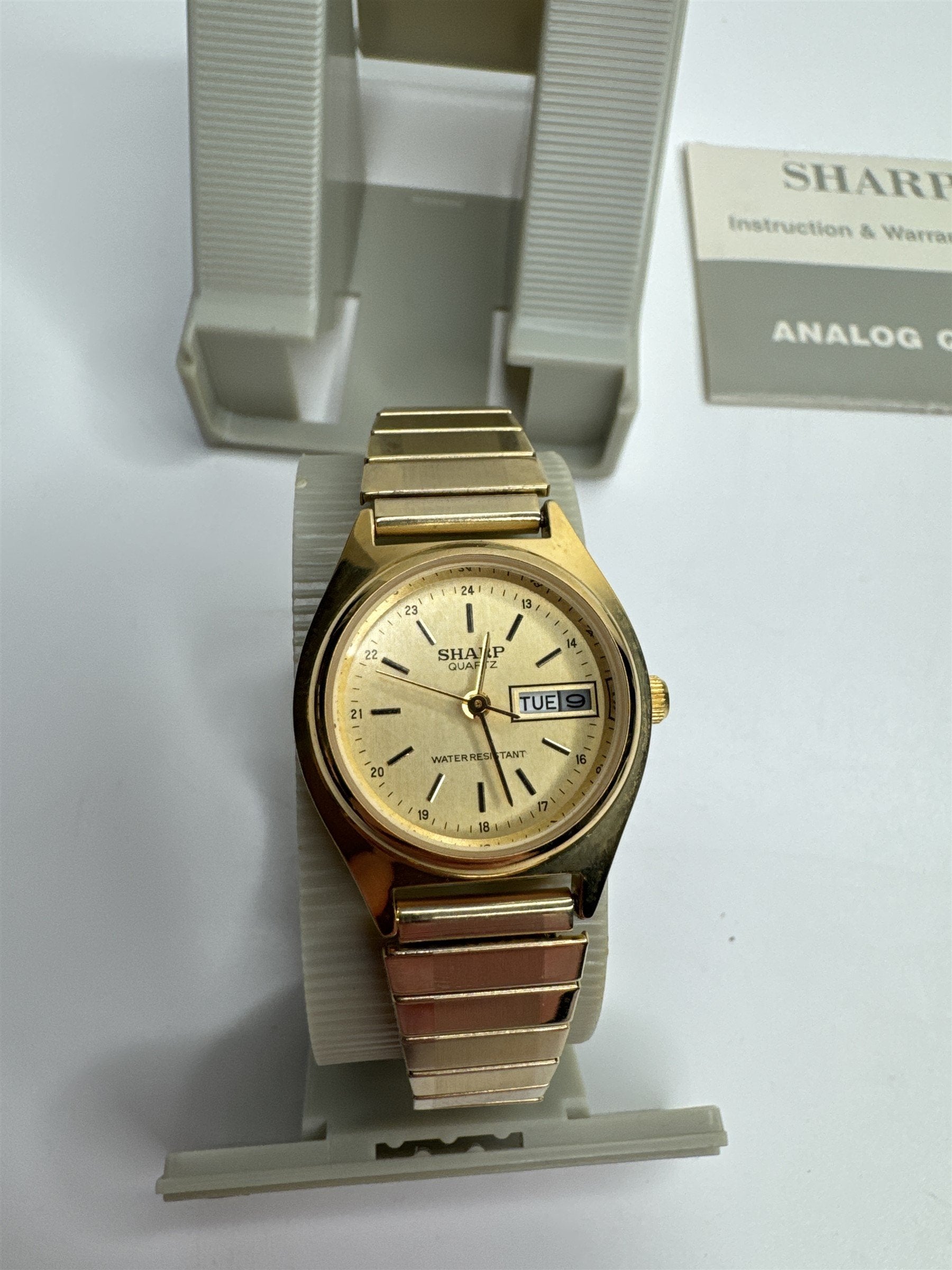 Vintage Sharp Gold Toned Mens Stretch Metal Band Calendar Watch Water Resistant