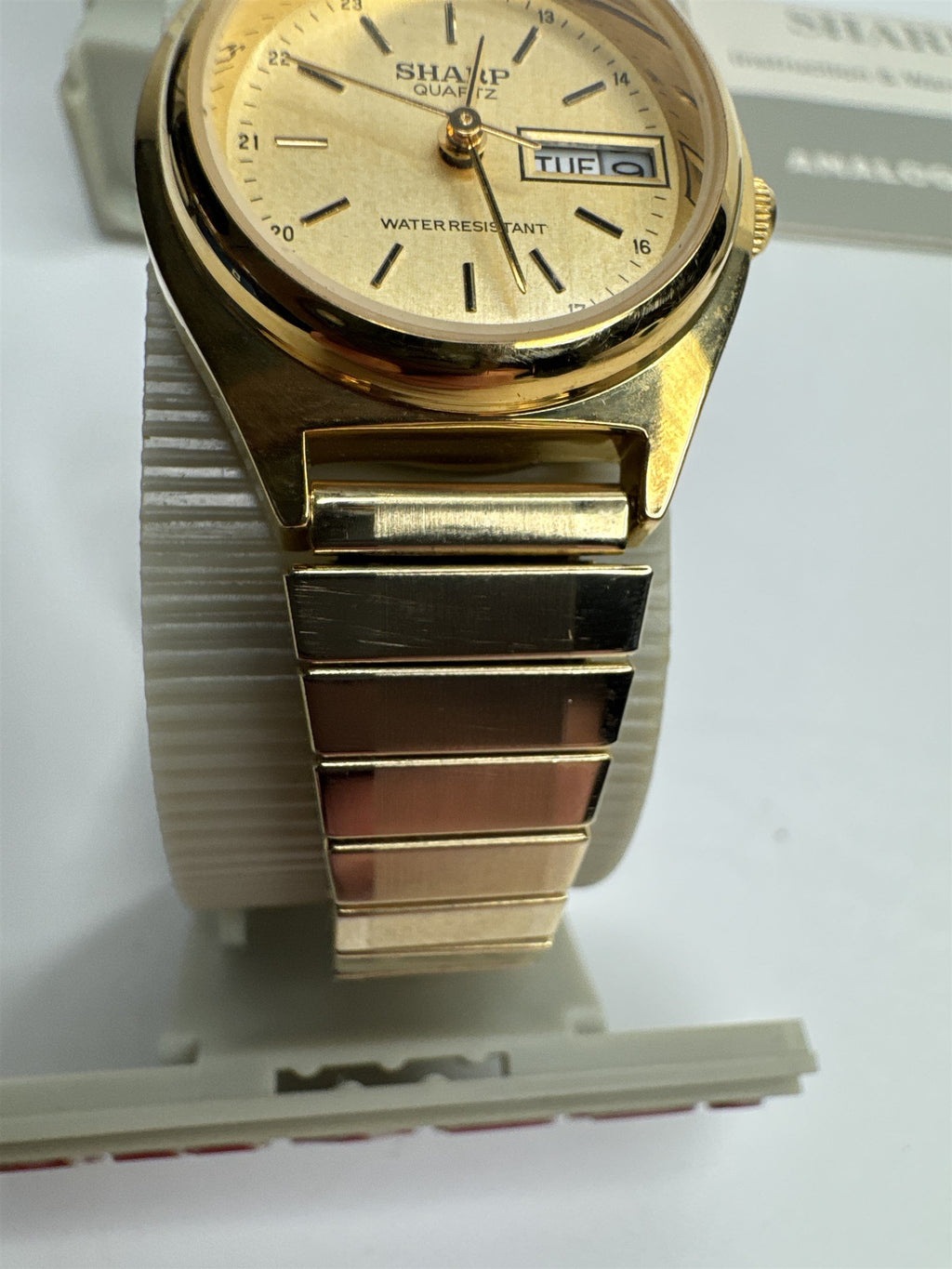 Vintage Sharp Gold Toned Mens Stretch Metal Band Calendar Watch Water Resistant