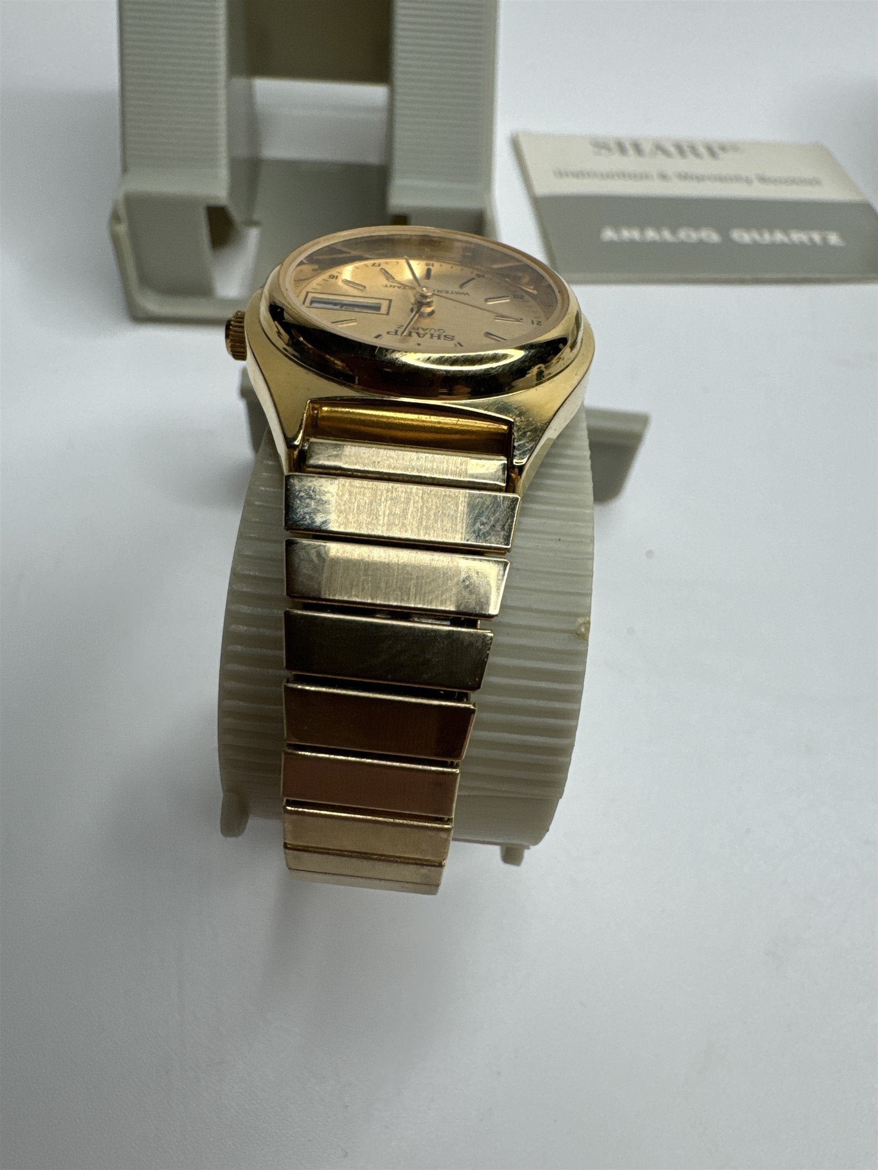 Vintage Sharp Gold Toned Mens Stretch Metal Band Calendar Watch Water Resistant