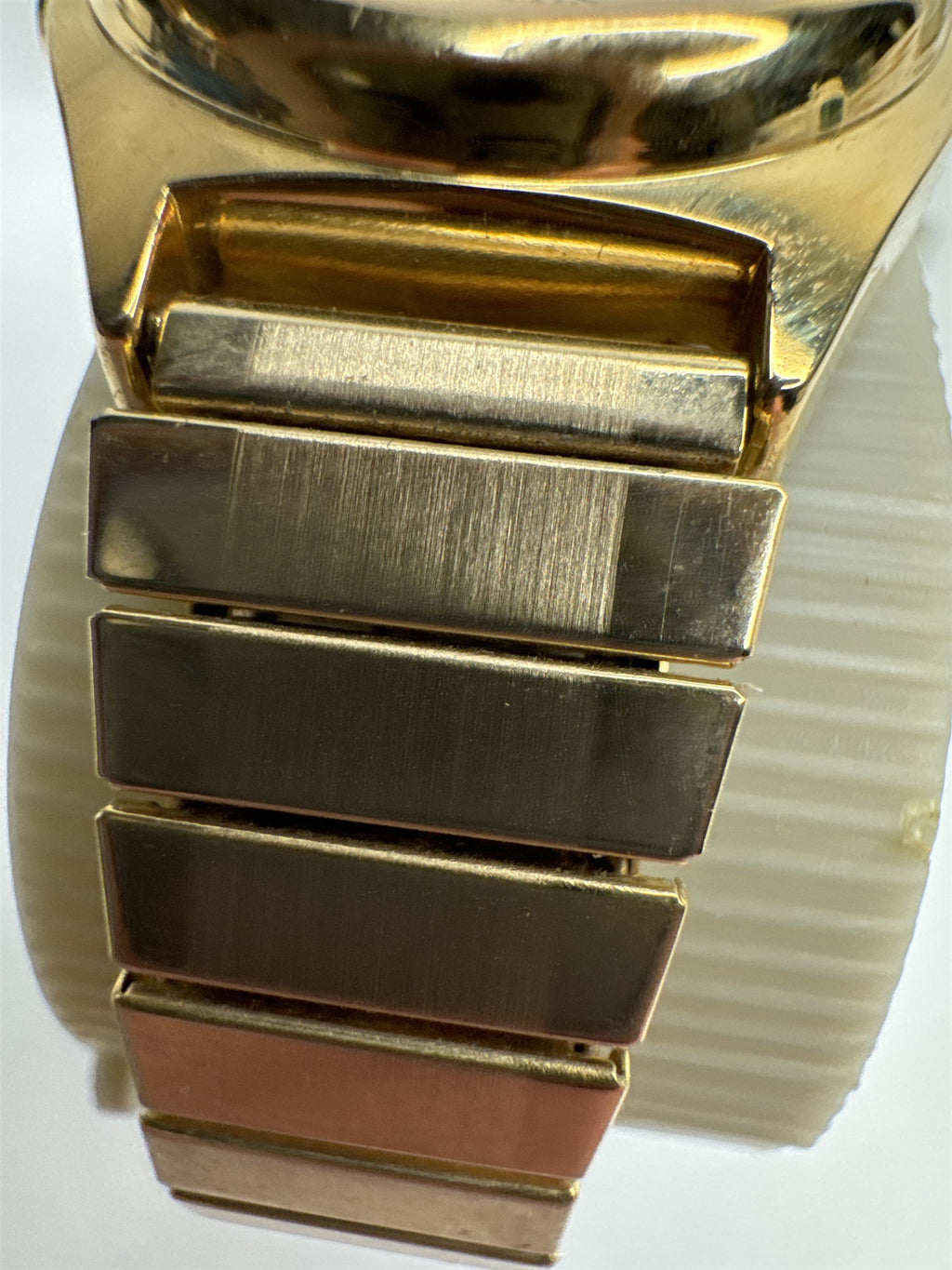 Vintage Sharp Gold Toned Mens Stretch Metal Band Calendar Watch Water Resistant